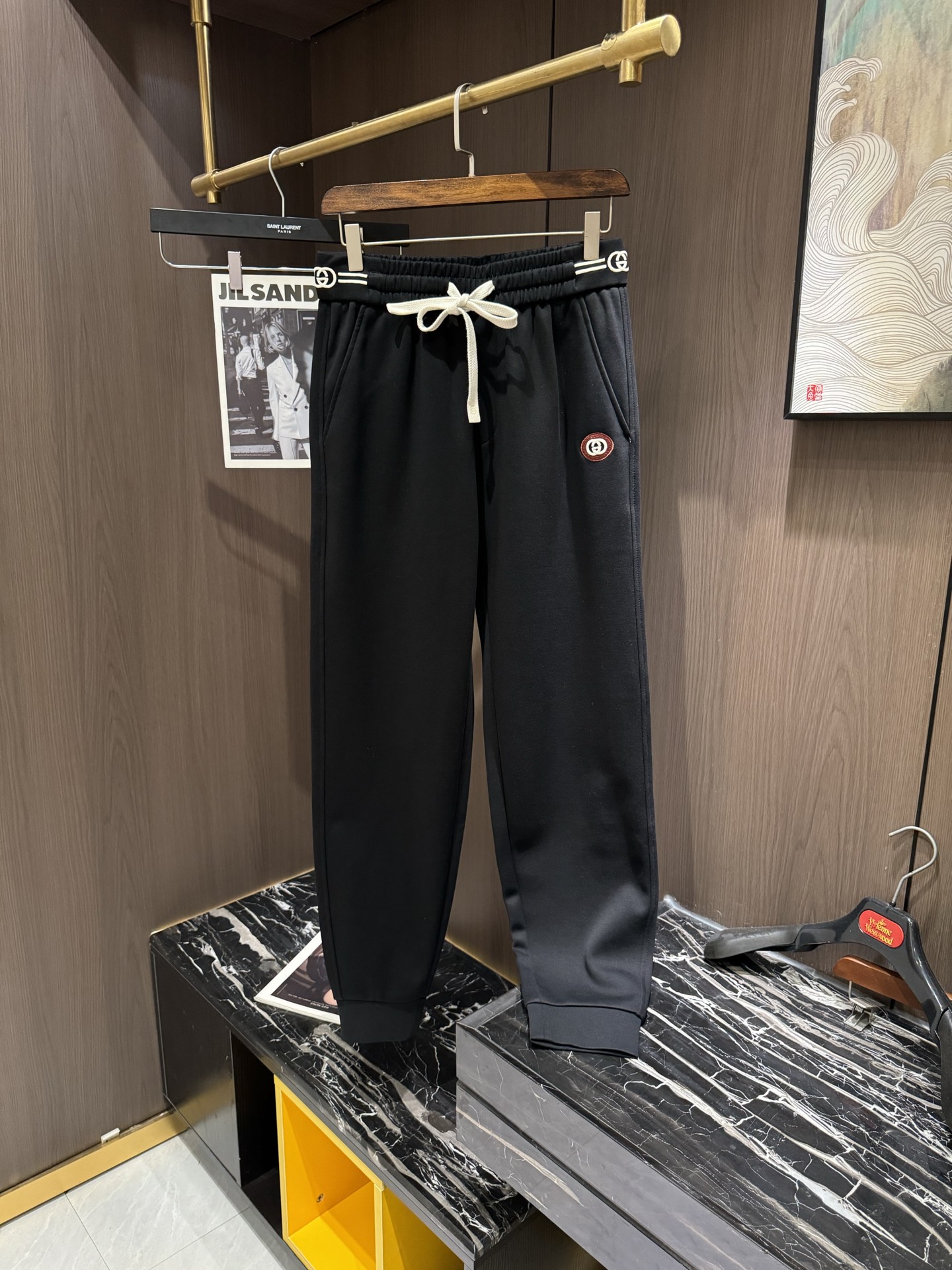 NO:120447,GU2025 Spring and Summer Latest Series of Men's Leisure Pants!  Soft and delicate, excellent feel!  The brand style is unobstructed!  Minimalist design, without extravagant elements to win the lead, the details are finely made, the hardware accessories are customized, the thickness is just right, easy to control various weather in spring and summer, the classic colors are very energetic, and various styles of dressing, and can be used to control casual business, daily life, and fashion trends!  Overall, both in terms of grade and fashion are extremely outstanding, bringing extraordinary clothing taste!  Code number M-3XL, alexander wang19860909GU2025春夏最新系列男士休闲裤！柔软细腻,手感绝佳！品牌格调一览无余！极简主义设计,没有多余浮夸的元素来宣兵夺主,细节做工精细,五金配件原版定制,厚薄程度也是恰到好处,轻松驾驭春夏各种天气,经典颜色上身很显精气神,多种风格穿搭,休闲商务、日常生活、时尚潮流均可驾驭！整体不论是档次还是时尚感都是极为出色的,带来非凡的衣着品味！码数M-3XL,,alexander wang,Men's clothing