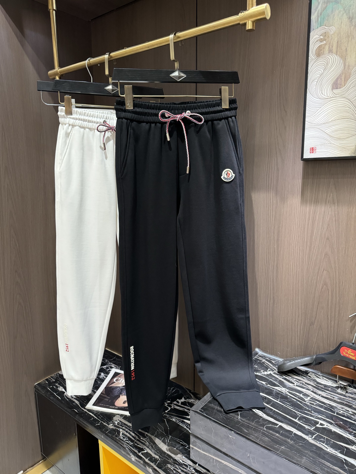 NO:120464,MON2025 Spring and Summer Latest Series of Men's Casual Pants!  Soft and delicate, excellent feel!  The brand style is unobstructed!  Minimalist design, without extravagant elements to win the lead, the details are finely made, the hardware accessories are customized, the thickness is just right, easy to control various weather in spring and summer, classic colors are very energetic, and various styles of dressing, casual business, daily life, and fashion trends can be controlled!  Overall, both in terms of grade and fashion are extremely outstanding, bringing extraordinary clothing taste!  Code number M-3XL, alexander wang19860909MON2025春夏最新系列男士休闲裤！柔软细腻,手感绝佳！品牌格调一览无余！极简主义设计,没有多余浮夸的元素来宣兵夺主,细节做工精细,五金配件原版定制,厚薄程度也是恰到好处,轻松驾驭春夏各种天气,经典颜色上身很显精气神,多种风格穿搭,休闲商务、日常生活、时尚潮流均可驾驭！整体不论是档次还是时尚感都是极为出色的,带来非凡的衣着品味！码数M-3XL,,alexander wang,Men's clothing