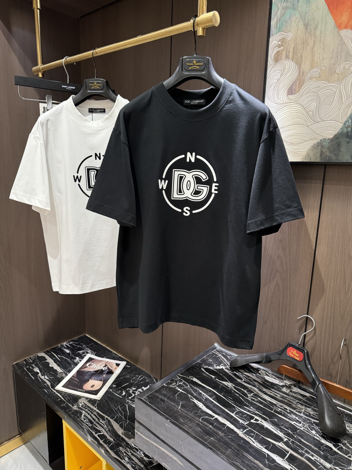 NO:120468,DG2025 spring and summer new short-sleeved sleeves have bright and bright overall color, smooth and soft feel, with a strong drape, natural and soft texture, super comfortable in the body, and a strong drape!  T-shirts are very comfortable and practical in daily wear, super toughness is better than ordinary cotton, the texture is delicate, soft and skin-friendly, the touch is light and cool, the color is bright and the color is fast, the breathability and drape are good.. S-3XL, Dolce & Gabbana, T-shirt, tees, t-shirt, alexander wang19860909DG2025 春夏新款短袖 整体上色泽较鲜明和光亮,手感顺滑揉软,悬垂感特强,质地自然柔软、贴身超级舒服,悬垂感特强！ T恤日常穿搭很自在很实用,超级的有韧性比起一般的棉手感质感都更好的,面料质地细腻、柔软、亲肤,触感轻薄凉爽,色泽艳丽色牢度高,透气性及悬垂性好..码数S-3XL,,Dolce&Gabbana,T-shirt,tees，t-shirt,alexander wang,Men's clothing