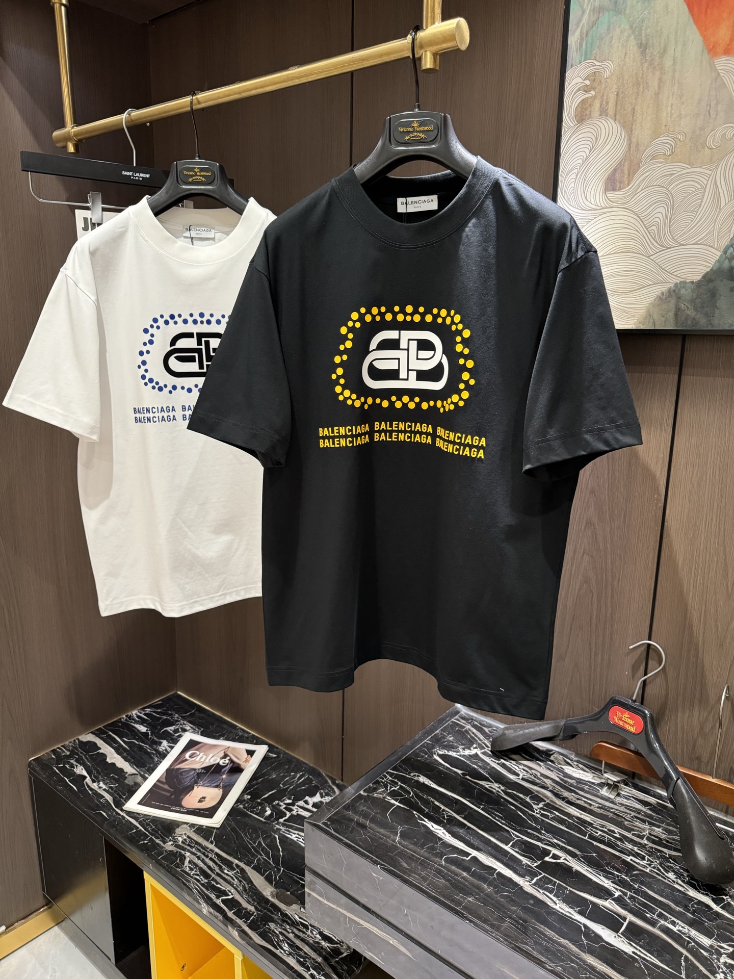 NO:120465,BAL2025 spring and summer new short-sleeved sleeves have bright and bright overall color, smooth and soft feel, with a strong drape, natural and soft texture, super comfortable in the body, and a strong drape!  T-shirts are very comfortable and practical in daily wear, super toughness is better than ordinary cotton, the texture is delicate, soft and skin-friendly, the touch is light and cool, the color is bright and the color is fast, the breathability and drape are good.. S-3XL, T-shirt,tees, t-shirt,alexander wang19860909BAL2025 春夏新款短袖 整体上色泽较鲜明和光亮,手感顺滑揉软,悬垂感特强,质地自然柔软、贴身超级舒服,悬垂感特强！ T恤日常穿搭很自在很实用,超级的有韧性比起一般的棉手感质感都更好的,面料质地细腻、柔软、亲肤,触感轻薄凉爽,色泽艳丽色牢度高,透气性及悬垂性好..码数S-3XL,,T-shirt,tees，t-shirt,alexander wang,Men's clothing