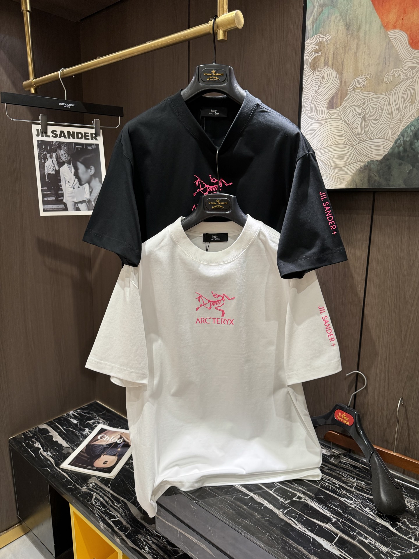 NO:120461,ARC2025 spring and summer new short-sleeved sleeves have bright and bright overall color, smooth and soft feel, with a strong drape, natural and soft texture, super comfortable in the body, and a strong drape!  T-shirts are very comfortable and practical in daily wear, super toughness is better than ordinary cotton, the texture is delicate, soft and skin-friendly, the touch is light and cool, the color is bright and the color is high in fastness, and the breathability and drape are good.. S-3XL, T-shirt,tees, t-shirt,alexander wang19860909ARC2025 春夏新款短袖 整体上色泽较鲜明和光亮,手感顺滑揉软,悬垂感特强,质地自然柔软、贴身超级舒服,悬垂感特强！ T恤日常穿搭很自在很实用,超级的有韧性比起一般的棉手感质感都更好的,面料质地细腻、柔软、亲肤,触感轻薄凉爽,色泽艳丽色牢度高,透气性及悬垂性好..码数S-3XL,,T-shirt,tees，t-shirt,alexander wang,Men's clothing