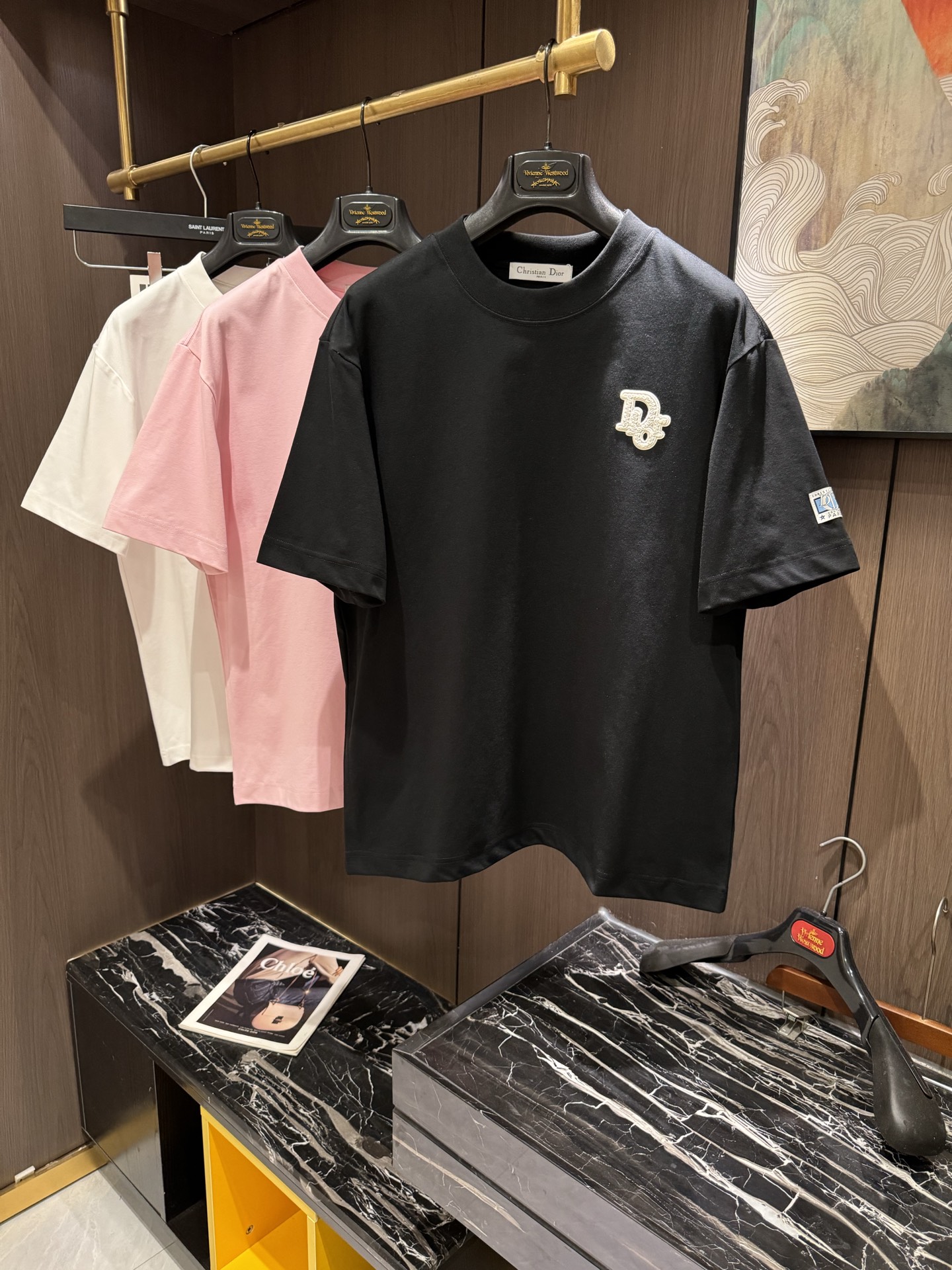 NO:120459,CD2025 Spring and Summer New Short Sleeves The overall color is bright and bright, with a smooth and soft feel, with a strong drape, natural and soft texture, super comfortable in the body, and a strong drape!  T-shirts are very comfortable and practical in daily wear, super toughness is better than ordinary cotton, the texture is delicate, soft and skin-friendly, the touch is light and cool, the color is bright and the color is fast, the breathability and drape are good.. S-3XL, T-shirt,tees, t-shirt,alexander wang19860909CD2025 春夏新款短袖 整体上色泽较鲜明和光亮,手感顺滑揉软,悬垂感特强,质地自然柔软、贴身超级舒服,悬垂感特强！ T恤日常穿搭很自在很实用,超级的有韧性比起一般的棉手感质感都更好的,面料质地细腻、柔软、亲肤,触感轻薄凉爽,色泽艳丽色牢度高,透气性及悬垂性好..码数S-3XL,,T-shirt,tees，t-shirt,alexander wang,Men's clothing