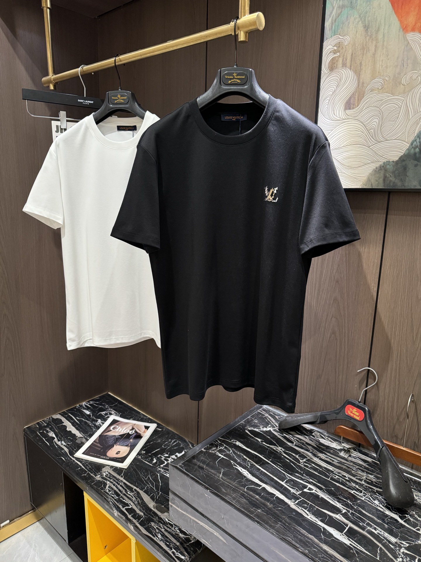 NO:121878,LV2025 spring and summer new short-sleeved sleeves have a bright and bright overall color, smooth and soft feel, with a strong drape, natural and soft texture, super comfortable in the body, and a strong drape!  T-shirts are very comfortable and practical in daily wear, super toughness is better than ordinary cotton, the texture is delicate, soft and skin-friendly, the touch is light and cool, the color is bright and the color is fast, the breathability and drape are good.. M-3XL,,louis vuitton, T-shirt,tees, t-shirt,alexander wang19860909LV2025 春夏新款短袖 整体上色泽较鲜明和光亮,手感顺滑揉软,悬垂感特强,质地自然柔软、贴身超级舒服,悬垂感特强！ T恤日常穿搭很自在很实用,超级的有韧性比起一般的棉手感质感都更好的,面料质地细腻、柔软、亲肤,触感轻薄凉爽,色泽艳丽色牢度高,透气性及悬垂性好..码数M-3XL,,louis vuitton,T-shirt,tees，t-shirt,alexander wang,Men's clothing