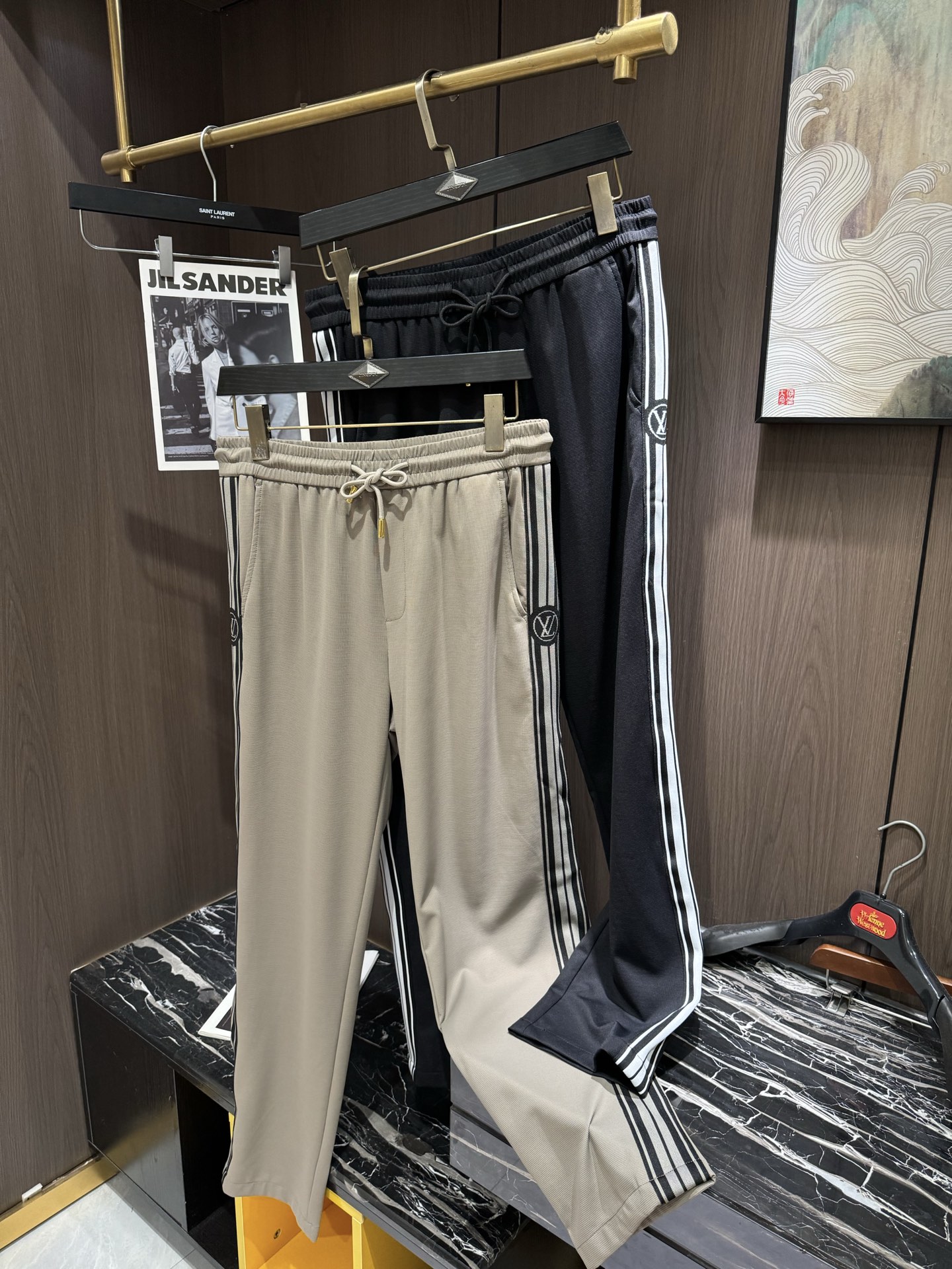 NO:550987,LV2025 latest series of men’s casual pants!  Soft and delicate, feels great!  The brand style is clear at a glance!  Minimalist design, no extra exaggerated elements to declare victory, fine details, original custom-made hardware accessories, and just the right thickness, making it easy to control all kinds of weather in spring and summer. The classic color upper body is very energetic, and can be worn in a variety of styles, suitable for leisure business, daily life, and fashion trends!  The overall style and fashion sense are extremely outstanding, bringing extraordinary clothing taste!  Size M-3XL,,louis vuitton,alexander wang19860909LV2025最新系列男士休闲裤！柔软细腻,手感绝佳！品牌格调一览无余！极简主义设计,没有多余浮夸的元素来宣兵夺主,细节做工精细,五金配件原版定制,厚薄程度也是恰到好处,轻松驾驭春夏各种天气,经典颜色上身很显精气神,多种风格穿搭,休闲商务、日常生活、时尚潮流均可驾驭！整体不论是档次还是时尚感都是极为出色的,带来非凡的衣着品味！码数M-3XL,,louis vuitton,alexander wang,Men's clothing