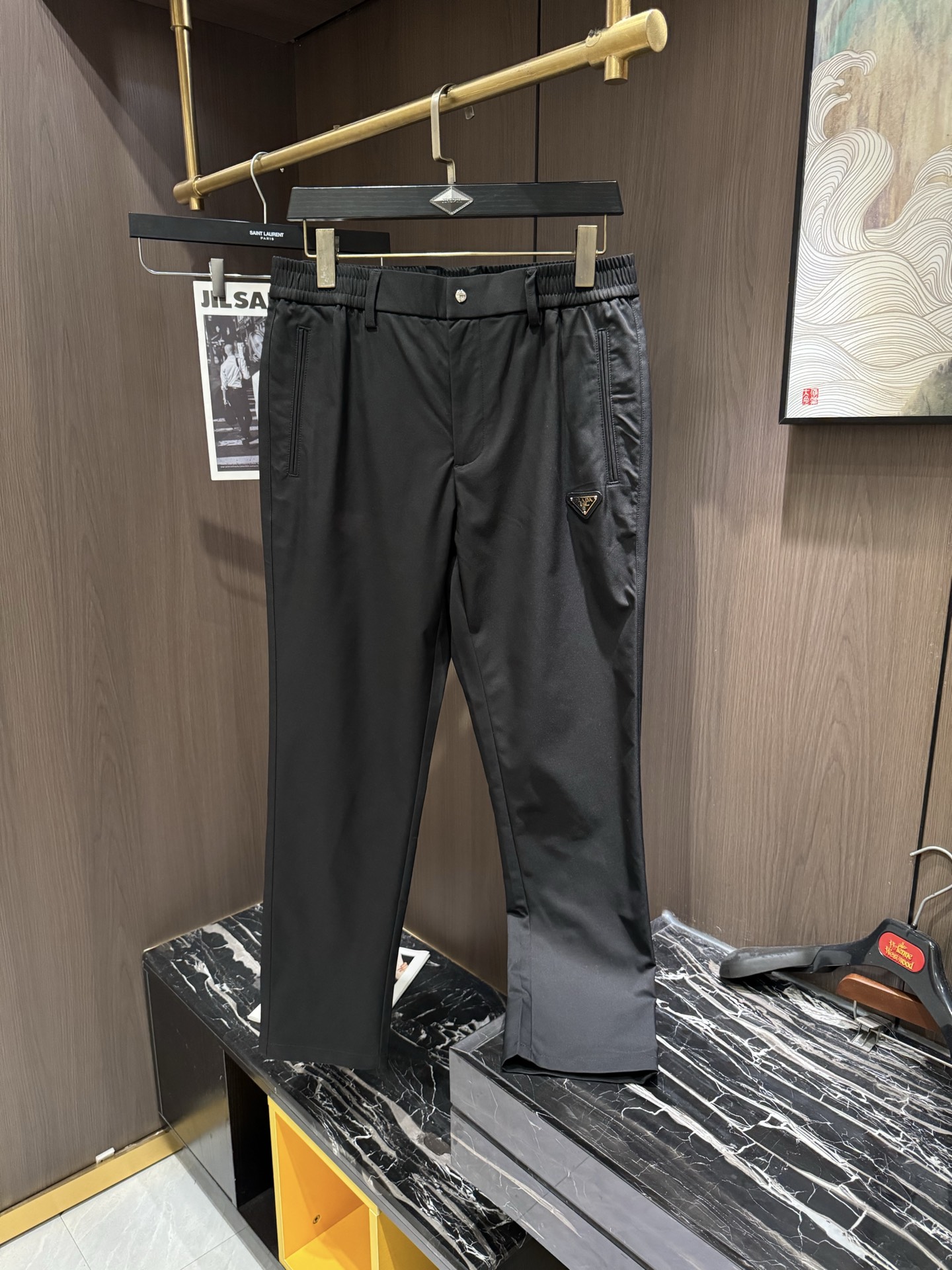 NO:523471,PRA2025 Spring and Summer Latest Series of Men's Casual Pants!  Soft and delicate, excellent feel!  The brand style is unobstructed!  Minimalist design, without extravagant elements to win the lead, the details are finely made, the hardware accessories are customized, the thickness is just right, easy to control various weather in spring and summer, classic colors are very energetic, and various styles of dressing, casual business, daily life, and fashion trends can be controlled!  Overall, both in terms of grade and fashion are extremely outstanding, bringing extraordinary clothing taste!  Number of codes 29-3835 37, prada,alexander wang19860909PRA2025春夏最新系列男士休闲裤！柔软细腻,手感绝佳！品牌格调一览无余！极简主义设计,没有多余浮夸的元素来宣兵夺主,细节做工精细,五金配件原版定制,厚薄程度也是恰到好处,轻松驾驭春夏各种天气,经典颜色上身很显精气神,多种风格穿搭,休闲商务、日常生活、时尚潮流均可驾驭！整体不论是档次还是时尚感都是极为出色的,带来非凡的衣着品味！码数29-3835 37,,prada,alexander wang,Men's clothing