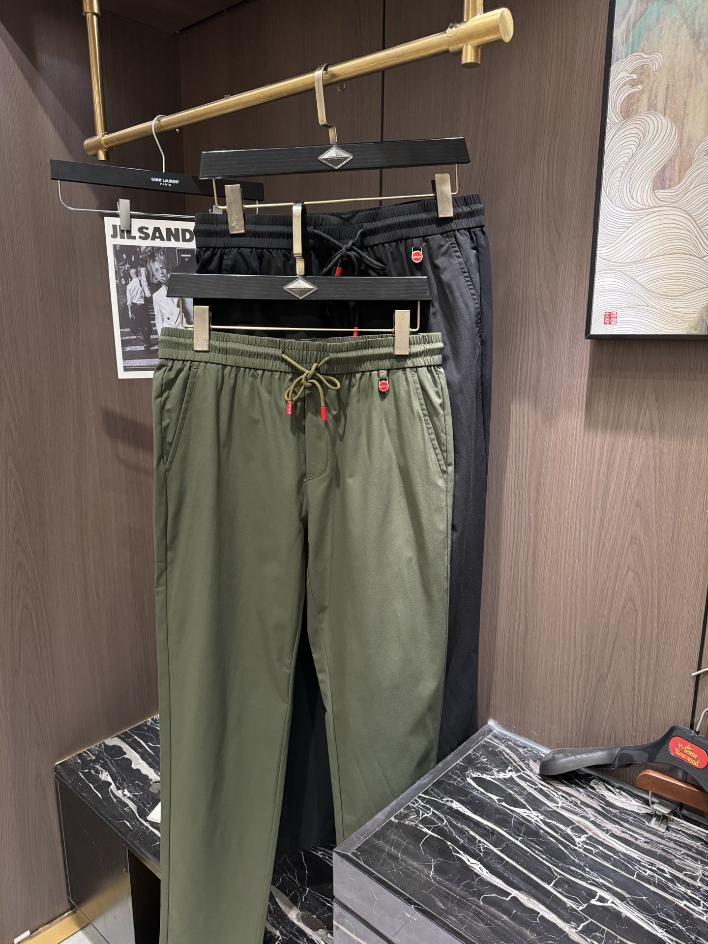 NO:550988,Kiton2025 latest series of men's casual pants!  Soft and delicate, excellent feel!  The brand style is unobstructed!  Minimalist design, without extravagant elements to win the lead, the details are finely made, the hardware accessories are customized, the thickness is just right, easy to control various weather in spring and summer, the classic colors are very energetic, and various styles of dressing, and can be used to control casual business, daily life, and fashion trends!  Overall, both in terms of grade and fashion are extremely outstanding, bringing extraordinary clothing taste!  Code number M-3XL, alexander wang19860909Kiton2025最新系列男士休闲裤！柔软细腻,手感绝佳！品牌格调一览无余！极简主义设计,没有多余浮夸的元素来宣兵夺主,细节做工精细,五金配件原版定制,厚薄程度也是恰到好处,轻松驾驭春夏各种天气,经典颜色上身很显精气神,多种风格穿搭,休闲商务、日常生活、时尚潮流均可驾驭！整体不论是档次还是时尚感都是极为出色的,带来非凡的衣着品味！码数 M-3XL,,alexander wang,Men's clothing