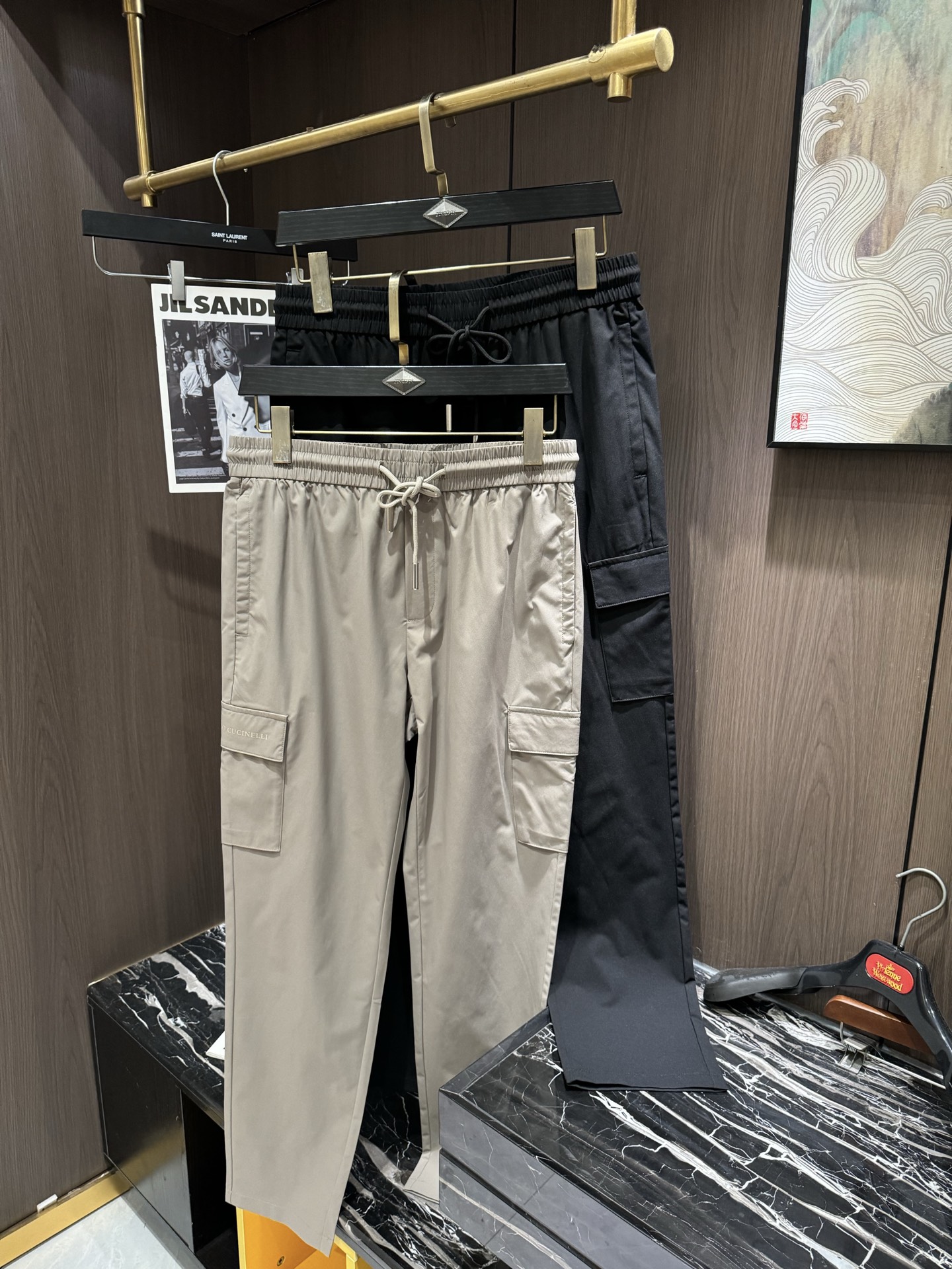 NO:550985,BC2025 latest series of men's casual pants!  Soft and delicate, excellent feel!  The brand style is clear at a glance!  Minimalist design, without extravagant elements to win the lead, the details are finely made, the hardware accessories are customized, the thickness is just right, easy to control various weather in spring and summer, the classic colors are very energetic, and various styles of dressing, and can be used to control casual business, daily life, and fashion trends!  Overall, both in terms of grade and fashion are extremely outstanding, bringing extraordinary clothing taste!  Number of codes 29-3835 37,,alexander wang19860909BC2025最新系列男士休闲裤！柔软细腻,手感绝佳！品牌格调一览无余！极简主义设计,没有多余浮夸的元素来宣兵夺主,细节做工精细,五金配件原版定制,厚薄程度也是恰到好处,轻松驾驭春夏各种天气,经典颜色上身很显精气神,多种风格穿搭,休闲商务、日常生活、时尚潮流均可驾驭！整体不论是档次还是时尚感都是极为出色的,带来非凡的衣着品味！码数29-3835 37,,alexander wang,Men's clothing