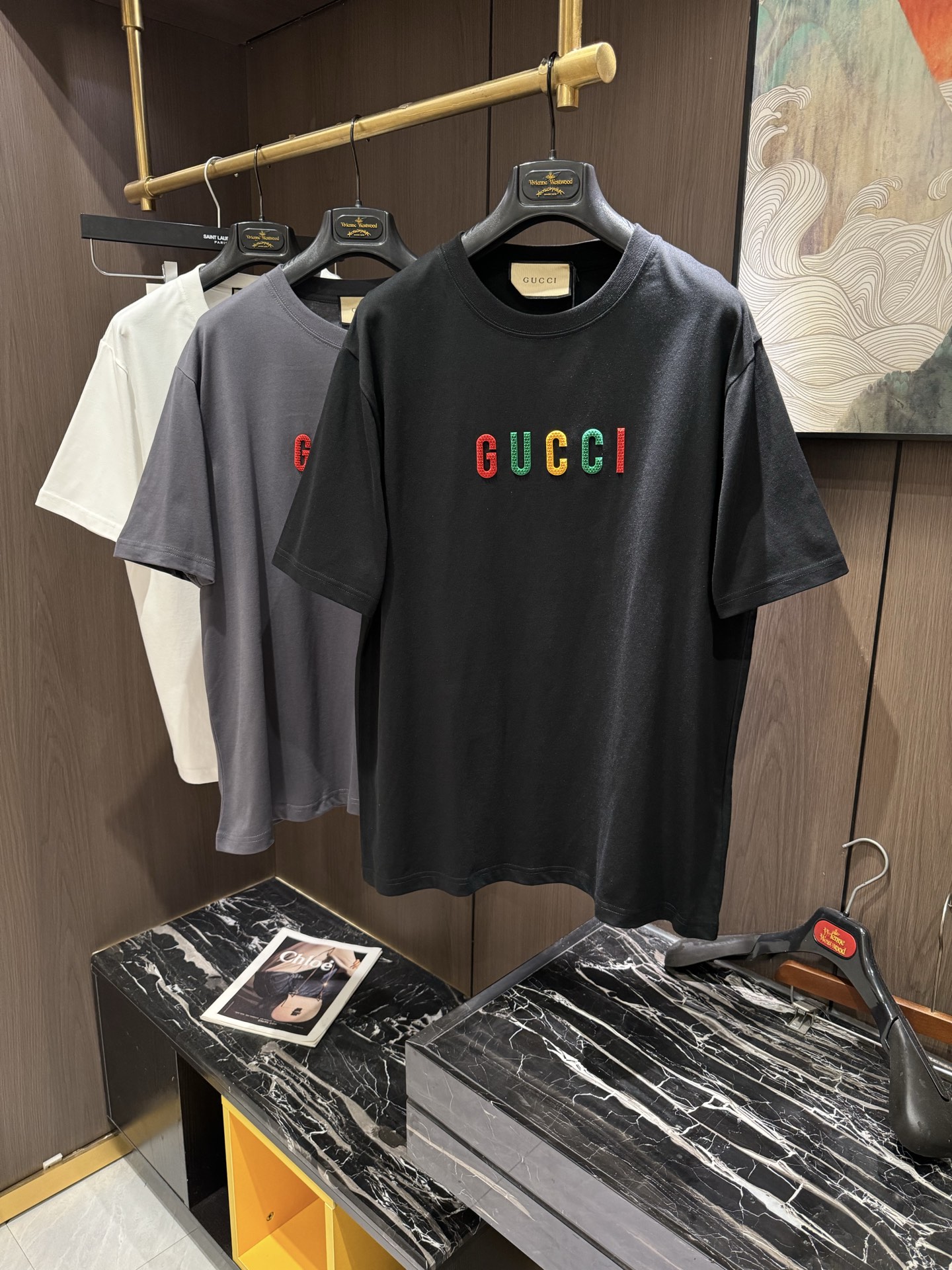 NO:126695,GU2025 spring and summer new short-sleeved sleeves have bright and bright overall color, smooth and soft feel, with a strong drape, natural and soft texture, super comfortable in the body, and a strong drape!  T-shirts are very comfortable and practical in daily wear, super toughness is better than ordinary cotton, the texture is delicate, soft and skin-friendly, the touch is light and cool, the color is bright and the color is fast, the breathability and drape are good.. S-XL, T-shirt,tees, t-shirt,alexander wang19860909GU2025 春夏新款短袖 整体上色泽较鲜明和光亮,手感顺滑揉软,悬垂感特强,质地自然柔软、贴身超级舒服,悬垂感特强！ T恤日常穿搭很自在很实用,超级的有韧性比起一般的棉手感质感都更好的,面料质地细腻、柔软、亲肤,触感轻薄凉爽,色泽艳丽色牢度高,透气性及悬垂性好..码数S-XL,,T-shirt,tees，t-shirt,alexander wang,Men's clothing