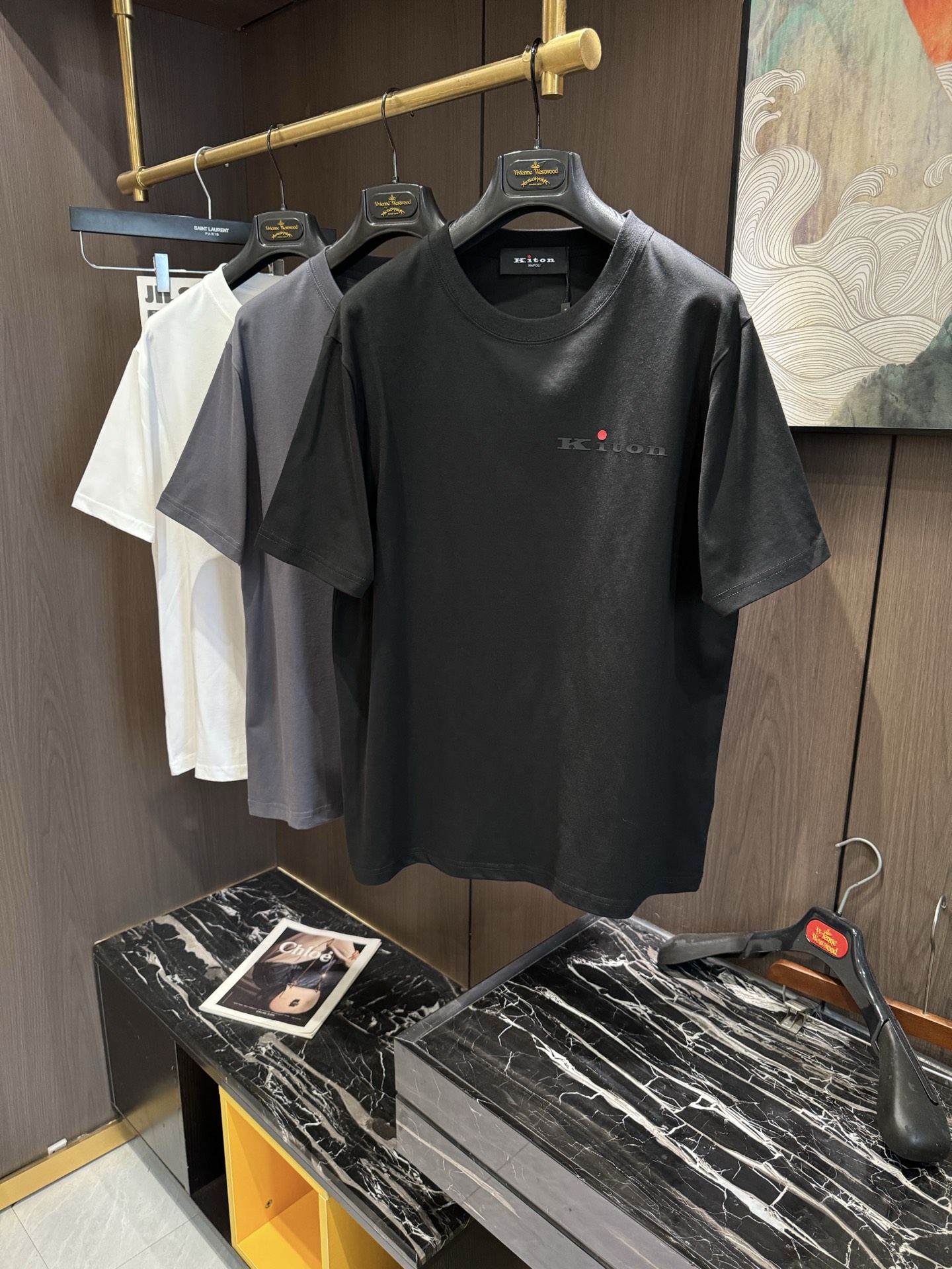 NO:126697,KITON2025 spring and summer new short-sleeved sleeves have a bright and bright overall color, smooth and soft feel, with a strong drape, natural and soft texture, super comfortable in the body, and a strong drape!  T-shirts are very comfortable and practical in daily wear, super toughness is better than ordinary cotton, the texture is delicate, soft and skin-friendly, the touch is light and cool, the color is bright and the color is fast, the breathability and drape are good.. S-XL, T-shirt,tees, t-shirt,alexander wang19860909KITON2025 春夏新款短袖 整体上色泽较鲜明和光亮,手感顺滑揉软,悬垂感特强,质地自然柔软、贴身超级舒服,悬垂感特强！ T恤日常穿搭很自在很实用,超级的有韧性比起一般的棉手感质感都更好的,面料质地细腻、柔软、亲肤,触感轻薄凉爽,色泽艳丽色牢度高,透气性及悬垂性好..码数S-XL,,T-shirt,tees，t-shirt,alexander wang,Men's clothing