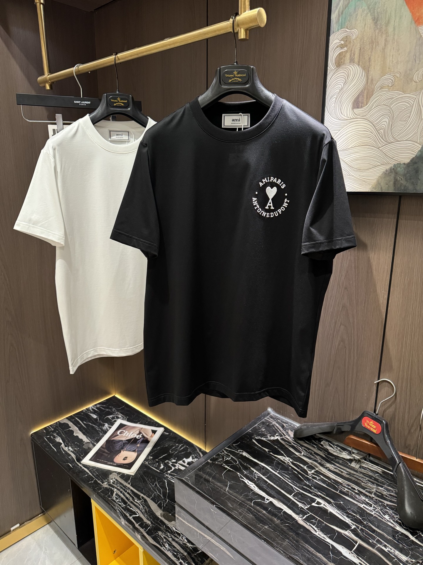 NO:126689,AMI2025 spring and summer new short-sleeved sleeves have bright and bright overall color, smooth and soft feel, with a strong drape, natural and soft texture, super comfortable in the body, and a strong drape!  T-shirts are very comfortable and practical in daily wear, super toughness is better than ordinary cotton, the texture is delicate, soft and skin-friendly, the touch is light and cool, the color is bright and the color is fast, the breathability and drape are good.. Number of codes M-3XL, T-shirt,tees, t-shirt,alexander wang19860909AMI2025 春夏新款短袖 整体上色泽较鲜明和光亮,手感顺滑揉软,悬垂感特强,质地自然柔软、贴身超级舒服,悬垂感特强！ T恤日常穿搭很自在很实用,超级的有韧性比起一般的棉手感质感都更好的,面料质地细腻、柔软、亲肤,触感轻薄凉爽,色泽艳丽色牢度高,透气性及悬垂性好..码数M-3XL,,T-shirt,tees，t-shirt,alexander wang,Men's clothing