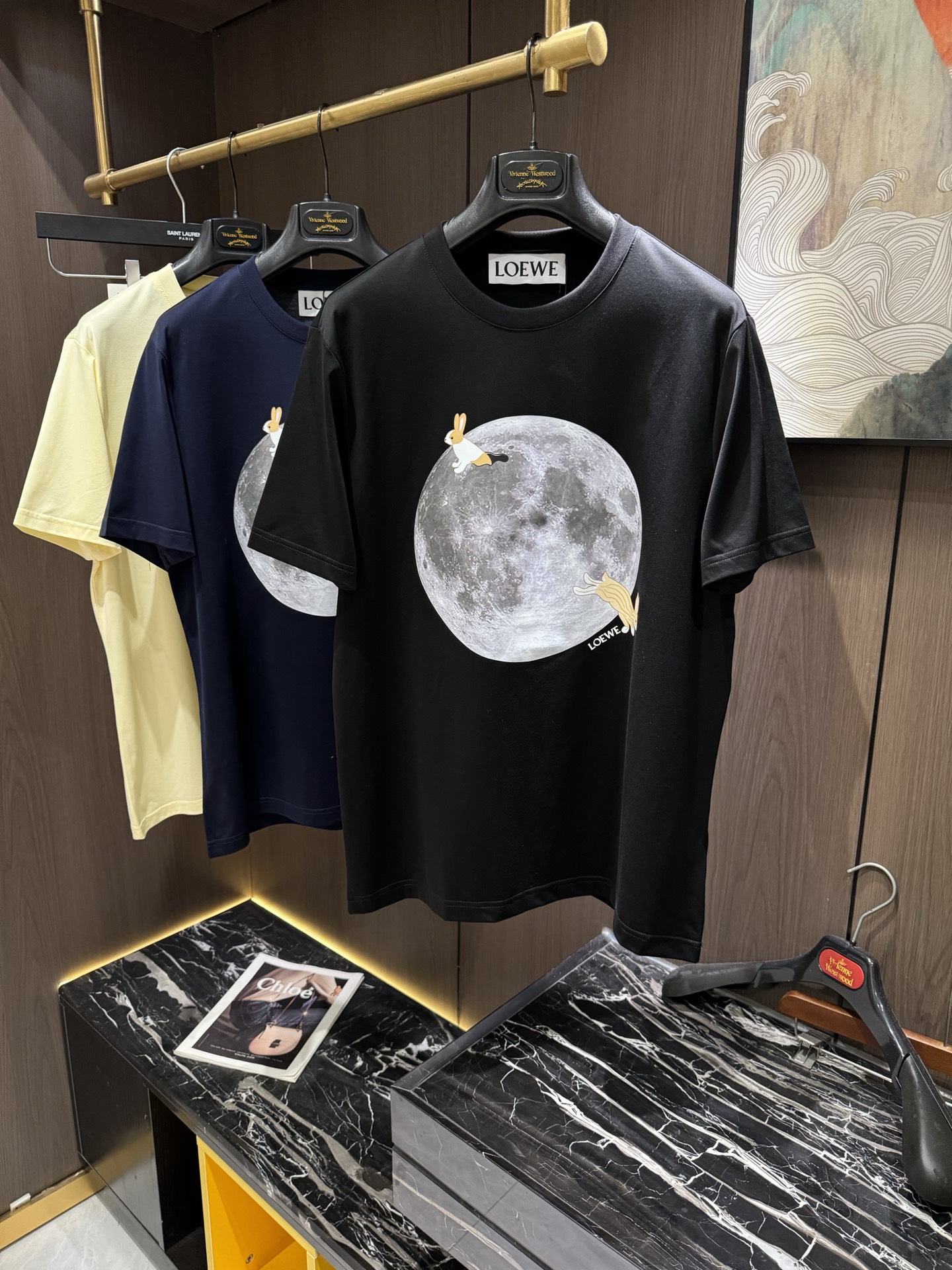 NO:126693,LOE2025 Spring and Summer New Short Sleeves. The overall color is bright and bright, with a smooth and soft feel, with a strong drape, a natural and soft texture, super comfortable in the body, and a strong drape!  T-shirts are very comfortable and practical in daily wear, super toughness is better than ordinary cotton, the texture is delicate, soft and skin-friendly, the touch is light and cool, the color is bright and the color is fast, the breathability and drape are good.. Number M-3XL, loewe, T-shirt, tees, t-shirt, alexander wang19860909LOE2025 春夏新款短袖 整体上色泽较鲜明和光亮,手感顺滑揉软,悬垂感特强,质地自然柔软、贴身超级舒服,悬垂感特强！ T恤日常穿搭很自在很实用,超级的有韧性比起一般的棉手感质感都更好的,面料质地细腻、柔软、亲肤,触感轻薄凉爽,色泽艳丽色牢度高,透气性及悬垂性好..码数M-3XL,,loewe,T-shirt,tees，t-shirt,alexander wang,Men's clothing