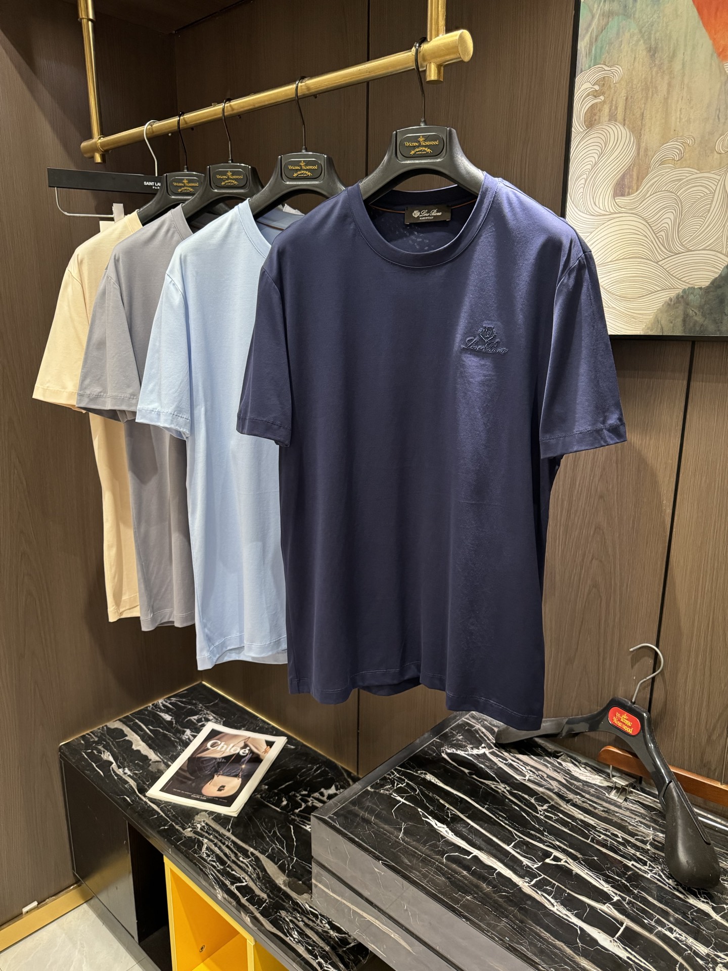 NO:126683,LP.2025 Spring and Summer New Short Sleeves. The overall color is bright and bright, with a smooth and soft feel, with a strong drape, a natural and soft texture, a super comfortable fit, and a strong drape!  T-shirts are very comfortable and practical in daily wear, super toughness is better than ordinary cotton, the texture is delicate, soft and skin-friendly, the touch is light and cool, the color is bright and the color is fast, the breathability and drape are good.. Number M-3XL, loro piana, T-shirt, tees, t-shirt, alexander wang19860909LP.2025 春夏新款短袖 整体上色泽较鲜明和光亮,手感顺滑揉软,悬垂感特强,质地自然柔软、贴身超级舒服,悬垂感特强！ T恤日常穿搭很自在很实用,超级的有韧性比起一般的棉手感质感都更好的,面料质地细腻、柔软、亲肤,触感轻薄凉爽,色泽艳丽色牢度高,透气性及悬垂性好..码数M-3XL,,loro piana,T-shirt,tees，t-shirt,alexander wang,Men's clothing