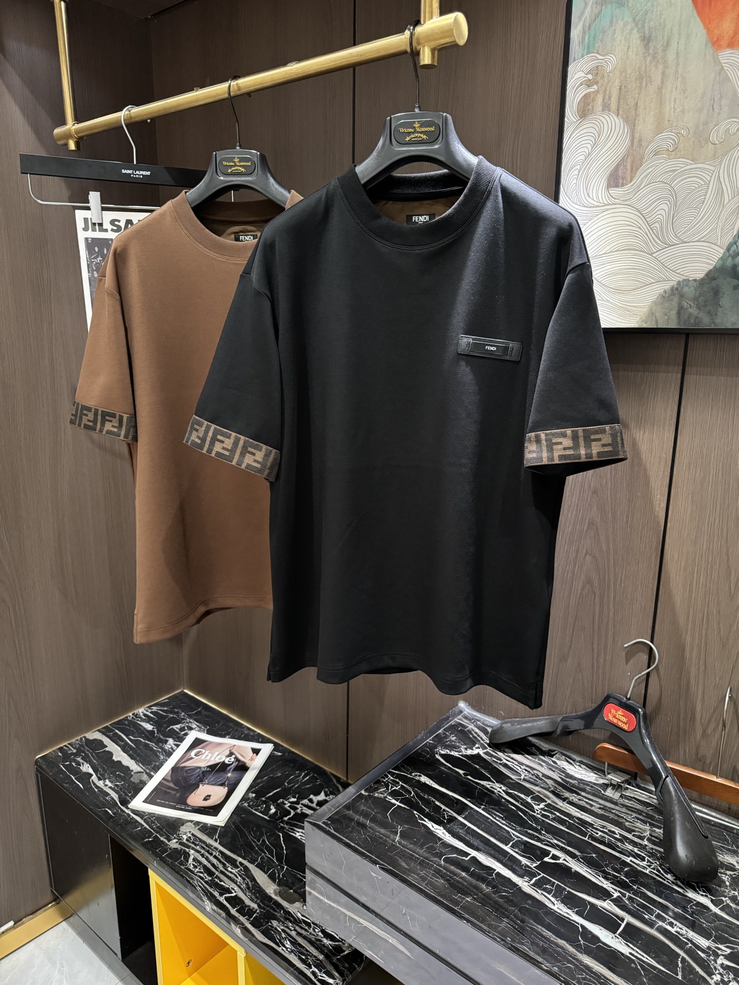 NO:126685,FD2025 Spring and Summer new short-sleeved sleeves have a bright and bright overall color, smooth and soft feel, with a strong drape, natural and soft texture, super comfortable in the body, and a strong drape!  T-shirts are very comfortable and practical in daily wear, super toughness is better than ordinary cotton, the texture is delicate, soft and skin-friendly, the touch is light and cool, the color is bright and the color is fast, the breathability and drape are good.. Number of codes M-3XL, T-shirt,tees, t-shirt,alexander wang19860909FD2025 春夏新款短袖 整体上色泽较鲜明和光亮,手感顺滑揉软,悬垂感特强,质地自然柔软、贴身超级舒服,悬垂感特强！ T恤日常穿搭很自在很实用,超级的有韧性比起一般的棉手感质感都更好的,面料质地细腻、柔软、亲肤,触感轻薄凉爽,色泽艳丽色牢度高,透气性及悬垂性好..码数M-3XL,,T-shirt,tees，t-shirt,alexander wang,Men's clothing