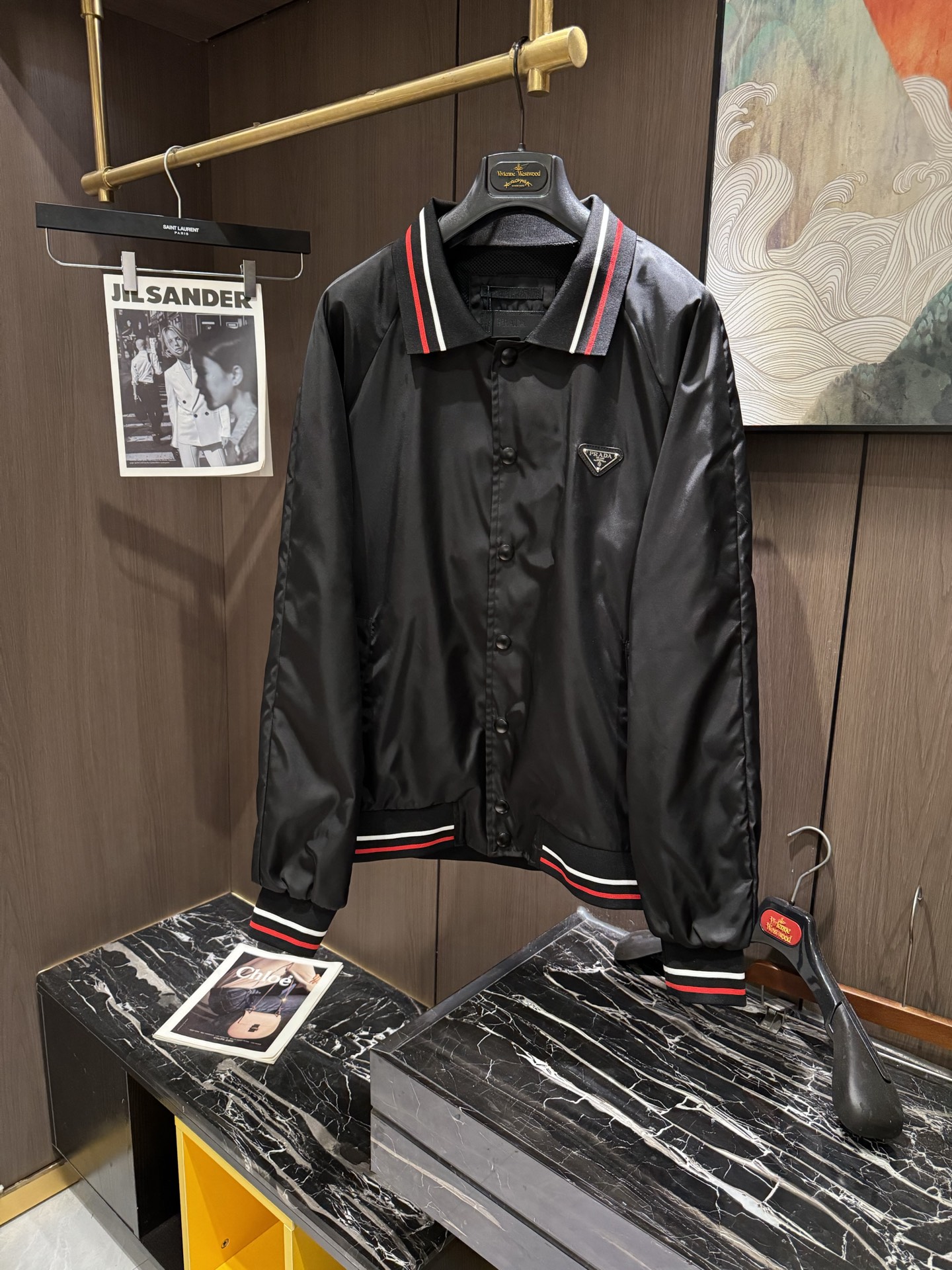 NO:126696,Prada, Prada men's Oversize style recycled nylon jacket. The three-dimensional loose style is fashionable and stylish, and it is very slim and slim. Whether it is for the spring and autumn jacket or the usual style, it is very nice. High-tech fabric, windproof and waterproof, breathable and UV rays. The fabric has good sun protection function, can block UV rays well and protect the skin from UV rays. Suitable for outdoor travel. Size M-3XL,,prada,prada,versace, jackets & coats,jackets & coats,alexander wang19860909Prada,普拉达男士Oversize版型再生尼龙夹克外套 立体裁剪的宽松版型,时髦有型的同时又非常修身显瘦～不管是春秋做为外套穿搭,还是平时用以凹造型都非常nice 高科技面料,防风防水 透气防紫外线,面料具有良好的防晒功能,能够很好的阻挡紫外线,保护肌肤不受紫外线侵袭 适合户外旅行 尺码M-3XL,,prada,prada,versace,jackets & coats,jackets & coats,alexander wang,Men's clothing