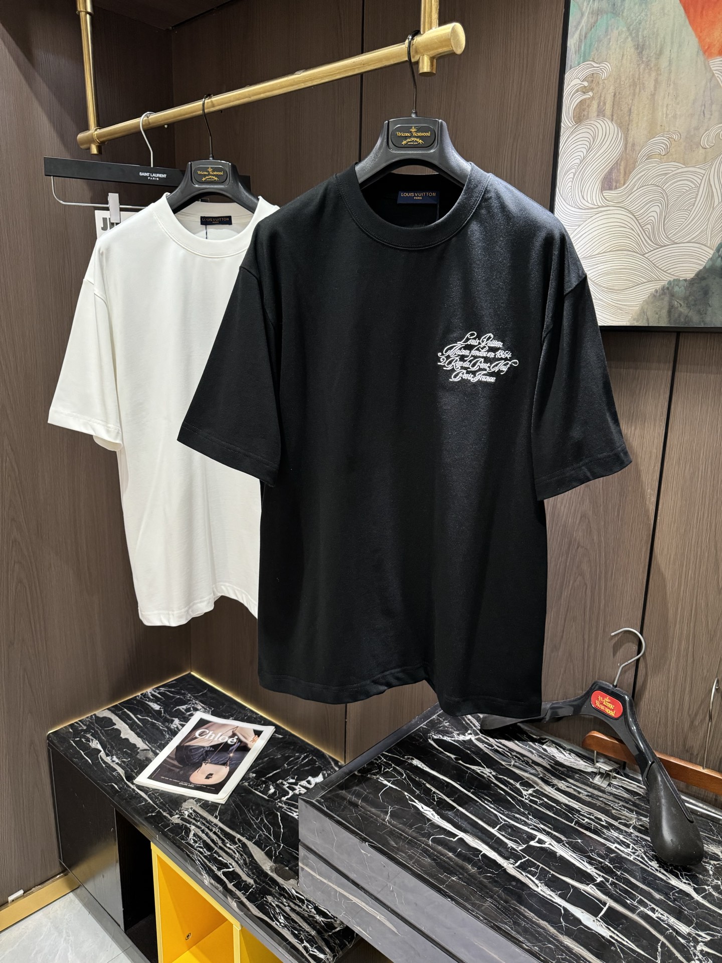 NO:126673,LV2025 spring and summer new short-sleeved sleeves have a bright and bright overall color, smooth and soft feel, with a strong drape, natural and soft texture, super comfortable in the body, and a strong drape!  T-shirts are very comfortable and practical in daily wear, super toughness is better than ordinary cotton, the texture is delicate, soft and skin-friendly, the touch is light and cool, the color is bright and the color is fast, the breathability and drape are good.. Number M-2XL,,louis vuitton, T-shirt,tees, t-shirt,alexander wang19860909LV2025 春夏新款短袖 整体上色泽较鲜明和光亮,手感顺滑揉软,悬垂感特强,质地自然柔软、贴身超级舒服,悬垂感特强！ T恤日常穿搭很自在很实用,超级的有韧性比起一般的棉手感质感都更好的,面料质地细腻、柔软、亲肤,触感轻薄凉爽,色泽艳丽色牢度高,透气性及悬垂性好..码数M-2XL,,louis vuitton,T-shirt,tees，t-shirt,alexander wang,Men's clothing