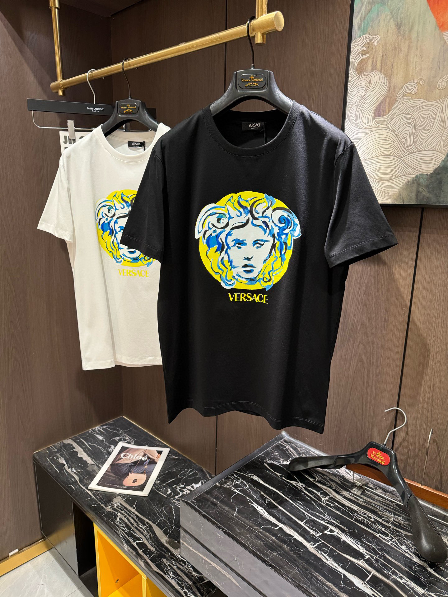 NO:126701,VER2025 spring and summer new short-sleeved sleeves have bright and bright overall color, smooth and soft feel, with a strong drape, natural and soft texture, super comfortable in the body, and a strong drape!  T-shirts are very comfortable and practical in daily wear, super toughness is better than ordinary cotton, the texture is delicate, soft and skin-friendly, the touch is light and cool, the color is bright and the color is fast, the breathability and drape are good.. Number of codes M-3XL, T-shirt,tees, t-shirt,alexander wang19860909VER2025 春夏新款短袖 整体上色泽较鲜明和光亮,手感顺滑揉软,悬垂感特强,质地自然柔软、贴身超级舒服,悬垂感特强！ T恤日常穿搭很自在很实用,超级的有韧性比起一般的棉手感质感都更好的,面料质地细腻、柔软、亲肤,触感轻薄凉爽,色泽艳丽色牢度高,透气性及悬垂性好..码数M-3XL,,T-shirt,tees，t-shirt,alexander wang,Men's clothing