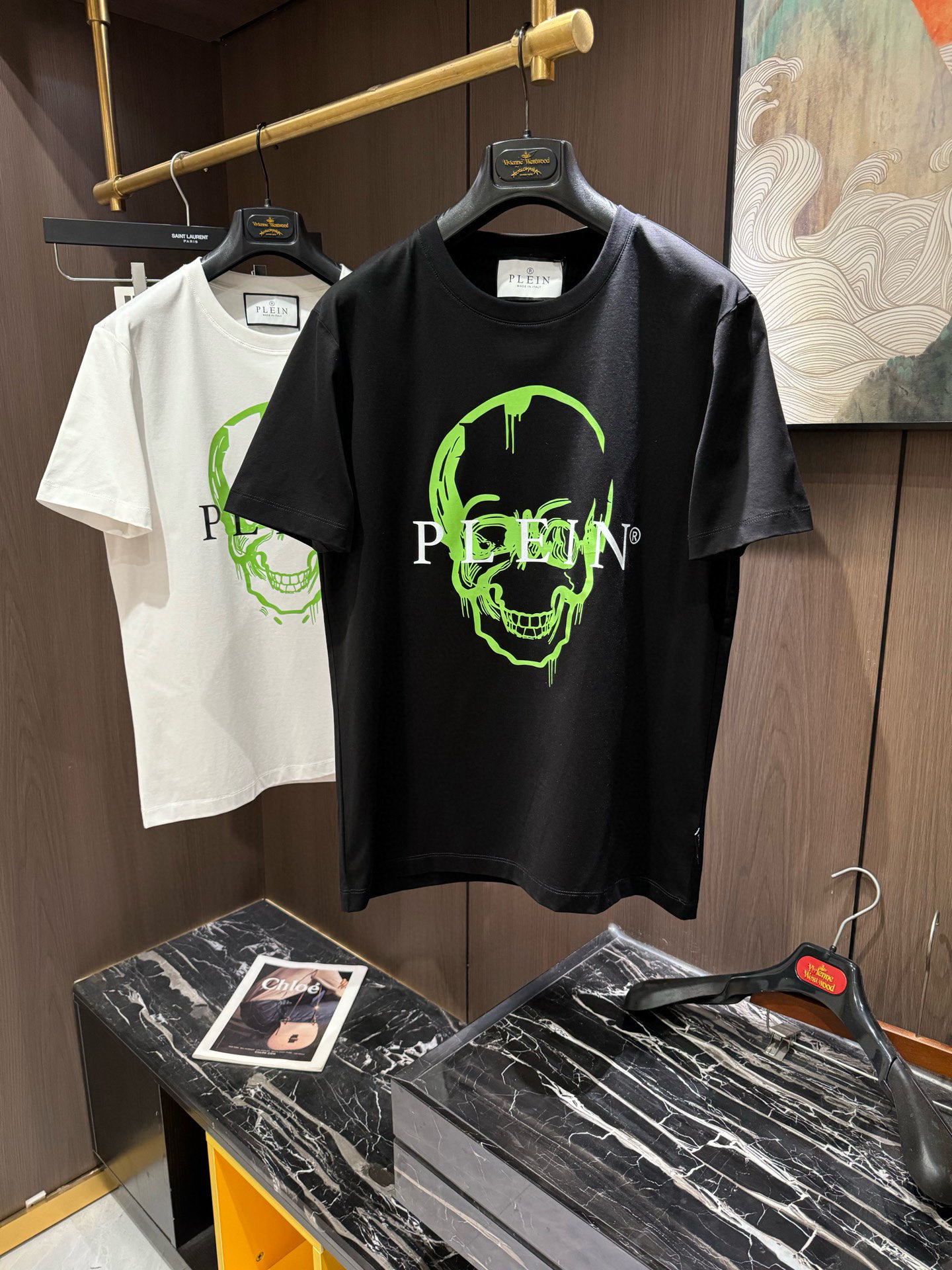 NO:126703,PP.2025 Spring and Summer new short-sleeved sleeves have bright and bright overall color, smooth and soft feel, with a strong drape, natural and soft texture, super comfortable in the body, and a strong drape!  T-shirts are very comfortable and practical in daily wear, super toughness is better than ordinary cotton, the texture is delicate, soft and skin-friendly, the touch is light and cool, the color is bright and the color is fast, the breathability and drape are good.. Number of codes M-3XL, T-shirt,tees, t-shirt,alexander wang19860909PP.2025 春夏新款短袖 整体上色泽较鲜明和光亮,手感顺滑揉软,悬垂感特强,质地自然柔软、贴身超级舒服,悬垂感特强！ T恤日常穿搭很自在很实用,超级的有韧性比起一般的棉手感质感都更好的,面料质地细腻、柔软、亲肤,触感轻薄凉爽,色泽艳丽色牢度高,透气性及悬垂性好..码数M-3XL,,T-shirt,tees，t-shirt,alexander wang,Men's clothing