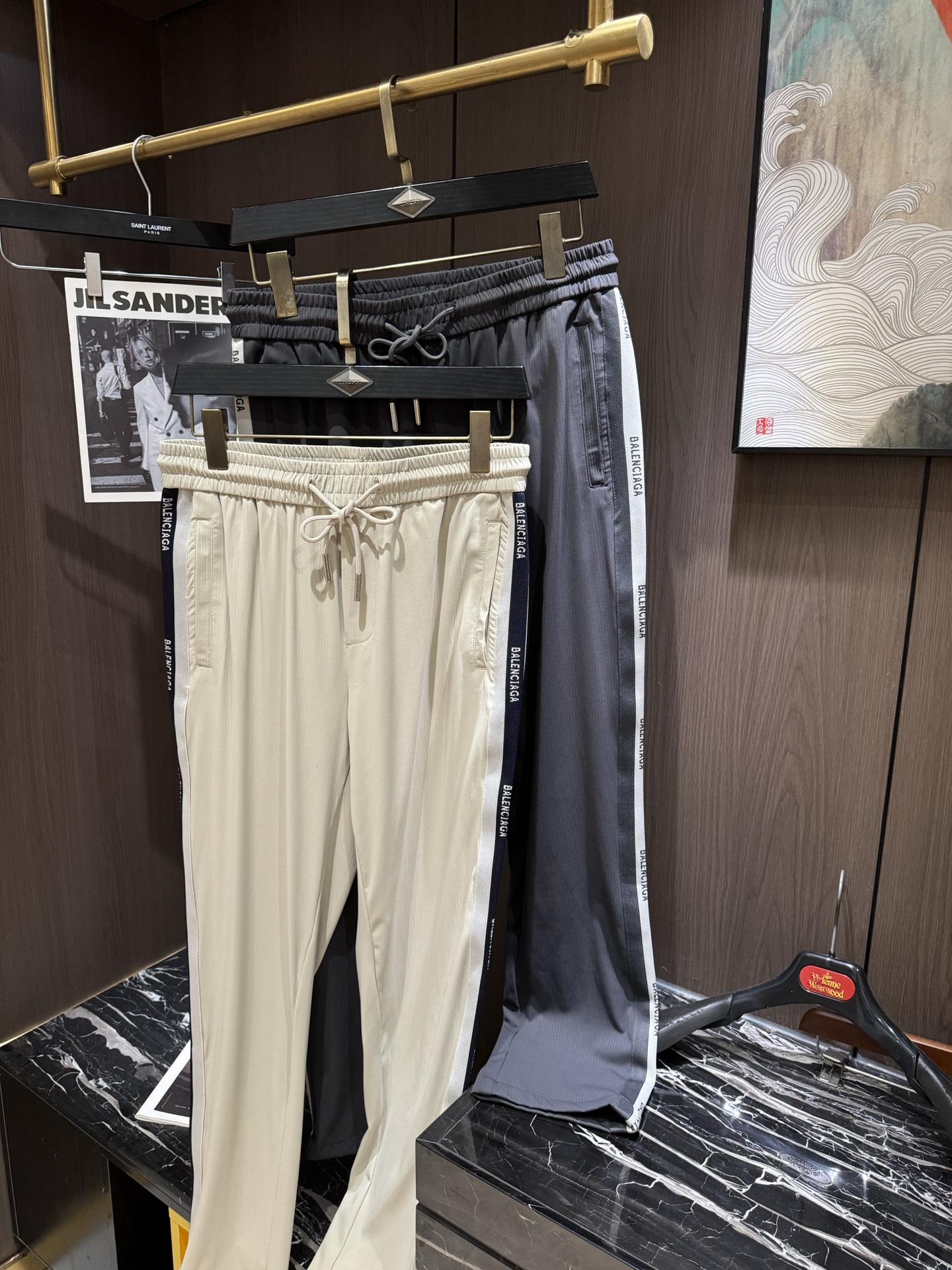 NO:550982,BAL2025 latest series of men's casual pants!  Soft and delicate, excellent feel!  The brand style is clear at a glance!  Minimalist design, without extravagant elements to win the lead, the details are finely made, the hardware accessories are customized, the thickness is just right, easy to control various weather in spring and summer, the classic colors are very energetic, and various styles of dressing, and can be used to control casual business, daily life, and fashion trends!  Overall, both in terms of grade and fashion are extremely outstanding, bringing extraordinary clothing taste!  Code number M-3XL, alexander wang19860909BAL2025最新系列男士休闲裤！柔软细腻,手感绝佳！品牌格调一览无余！极简主义设计,没有多余浮夸的元素来宣兵夺主,细节做工精细,五金配件原版定制,厚薄程度也是恰到好处,轻松驾驭春夏各种天气,经典颜色上身很显精气神,多种风格穿搭,休闲商务、日常生活、时尚潮流均可驾驭！整体不论是档次还是时尚感都是极为出色的,带来非凡的衣着品味！码数M-3XL,,alexander wang,Men's clothing