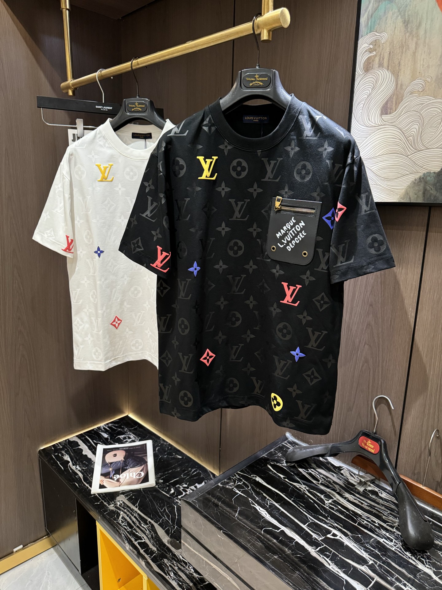 NO:129370,LV spring and summer new short-sleeved sleeves have a bright and bright overall color, smooth and soft feel, with a strong drape, natural and soft texture, super comfortable in the body, and a strong drape!  T-shirts are very comfortable and practical in daily wear, super toughness is better than ordinary cotton, the texture is delicate, soft and skin-friendly, the touch is light and cool, the color is bright and the color is fast, the breathability and drape are good.. M-3XL,,louis vuitton, T-shirt,tees, t-shirt,alexander wang19860909LV 春夏新款短袖 整体上色泽较鲜明和光亮,手感顺滑揉软,悬垂感特强,质地自然柔软、贴身超级舒服,悬垂感特强！ T恤日常穿搭很自在很实用,超级的有韧性比起一般的棉手感质感都更好的,面料质地细腻、柔软、亲肤,触感轻薄凉爽,色泽艳丽色牢度高,透气性及悬垂性好..码数M-3XL,,louis vuitton,T-shirt,tees，t-shirt,alexander wang,Men's clothing