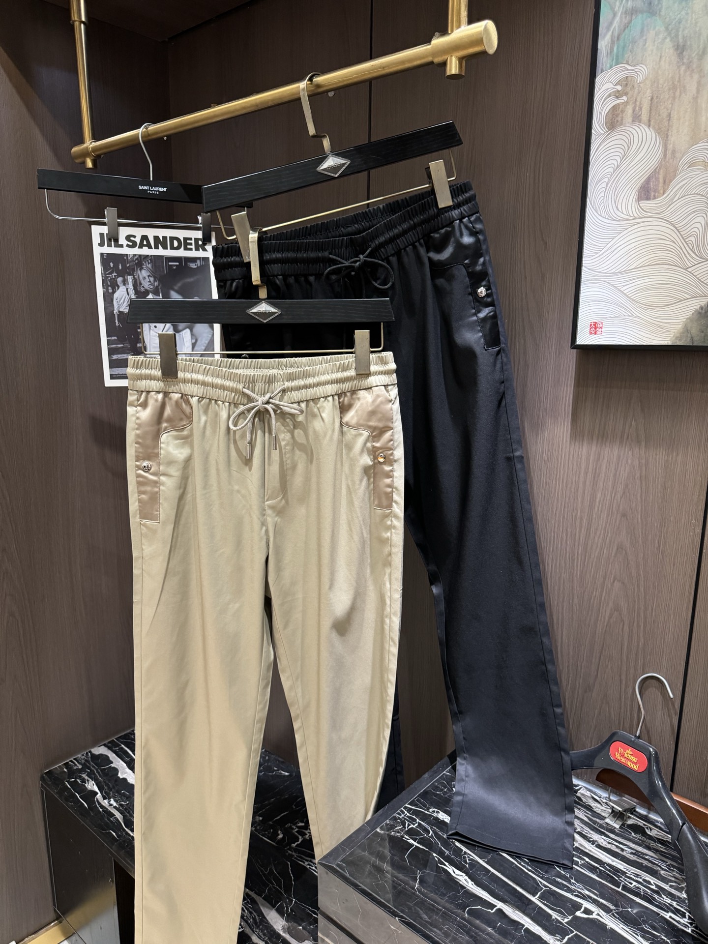 NO:550979,PRA2025 latest series of men's casual pants!  Soft and delicate, excellent feel!  The brand style is unobstructed!  Minimalist design, without extravagant elements to win the lead, the details are finely made, the hardware accessories are customized, the thickness is just right, easy to control various weather in spring and summer, the classic colors are very energetic, and various styles of dressing, and can be used to control casual business, daily life, and fashion trends!  Overall, both in terms of grade and fashion are extremely outstanding, bringing extraordinary clothing taste!  Prada, alexander wang19860909PRA2025最新系列男士休闲裤！柔软细腻,手感绝佳！品牌格调一览无余！极简主义设计,没有多余浮夸的元素来宣兵夺主,细节做工精细,五金配件原版定制,厚薄程度也是恰到好处,轻松驾驭春夏各种天气,经典颜色上身很显精气神,多种风格穿搭,休闲商务、日常生活、时尚潮流均可驾驭！整体不论是档次还是时尚感都是极为出色的,带来非凡的衣着品味！码数,,prada,alexander wang,Men's clothing