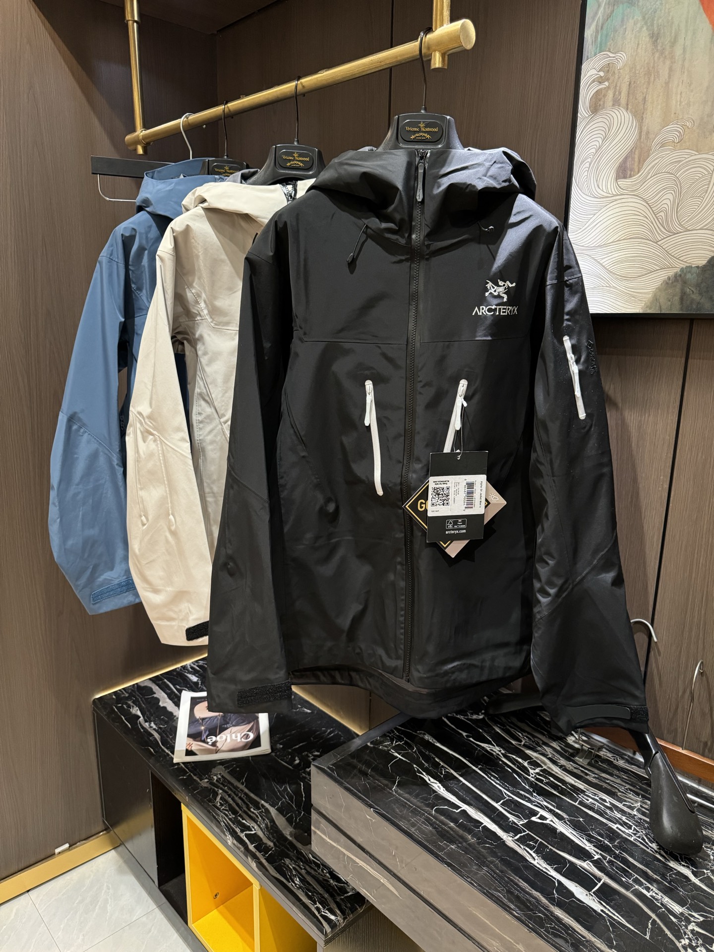 p PWL ARC’TERYX始祖鸟BETA LT GORE-TEX Jacket-Men‘s户外防水冲锋衣 鸟风衣 夹克外套。 压胶工艺 整衣D立体仿生学设计衣长臂弯， Tri-Durance防水防雨面料 ，强力操作推荐入手\n这款Beta LT是目前最火爆的硬壳款式 设计简洁而通用，可提供高山环境所需的性能。采用bluesign@认证的采用带经编背衬NP 三LGORE-TEX面料，轻薄而耐磨，防风、防水且透气，也适合通勤的款式 像腋下的透气拉链，雨帽，抽绳，你想要的他都有 而且舒适度也高\n头盔兼容StormHood兜帽防护良好且不影响视线，插手口袋设有拉链，便于取放物品，腋下拉链便于快速通风，拼接设计使活动自如。 传统风琴交叉反向进入高山口袋设置在高位，VISLON中央正面拉链，可调节Velcro袖口魔术贴标签，兼容Zip-in，在胸前采用百灵达机器绣上了ARC’TERYX徽标\n\