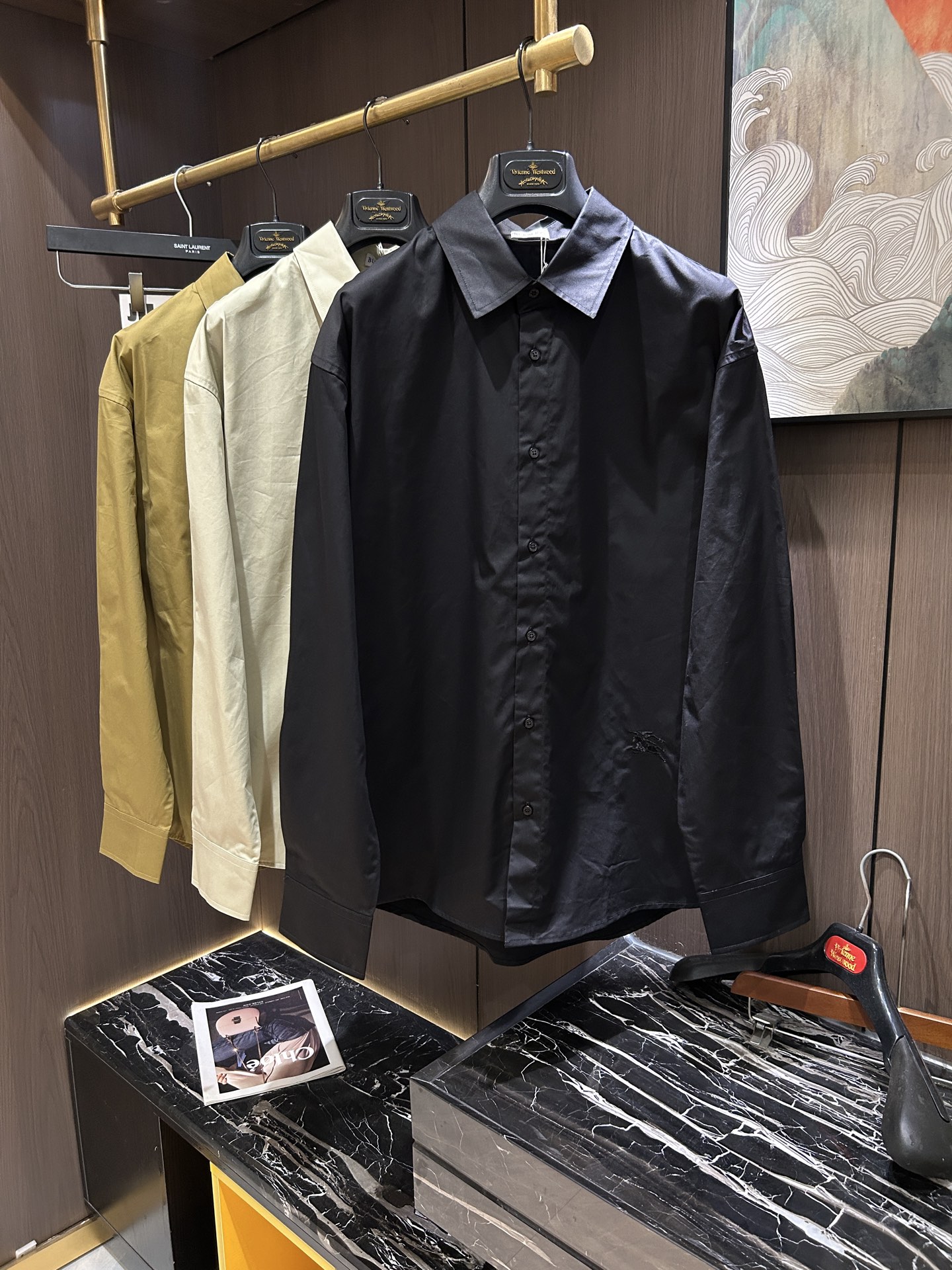 NO:550992,BUR2025 men's solid color lapel shirt, business casual slim long-sleeved shirt!  Proper business and leisure!  Limited new model, urban business style!  The style and tailoring of the shirt is even more delicate and plastic, and does not require too much primary color decoration. For men, it is their own charm!  Built with imported organic cotton, the style is more crisp and natural, with extremely comfortable touch and excellent fit!  S-XL, burberry,shirts,alexander wang19860909BUR2025男士纯色翻领衬衫,商务休闲修身款长袖衬衣！ 宜商务 宜休闲！限量新款,都市商务气质款！ 衬衫的版型剪裁更是精剪塑性,不需要过多的原色装饰,对于男士来说极简便是自身魅力！ 客供进口有机棉打造,更显版型的挺括自然,触感极为舒适,贴身性能绝佳！码数S-XL,,burberry,shirts,alexander wang,Men's clothing