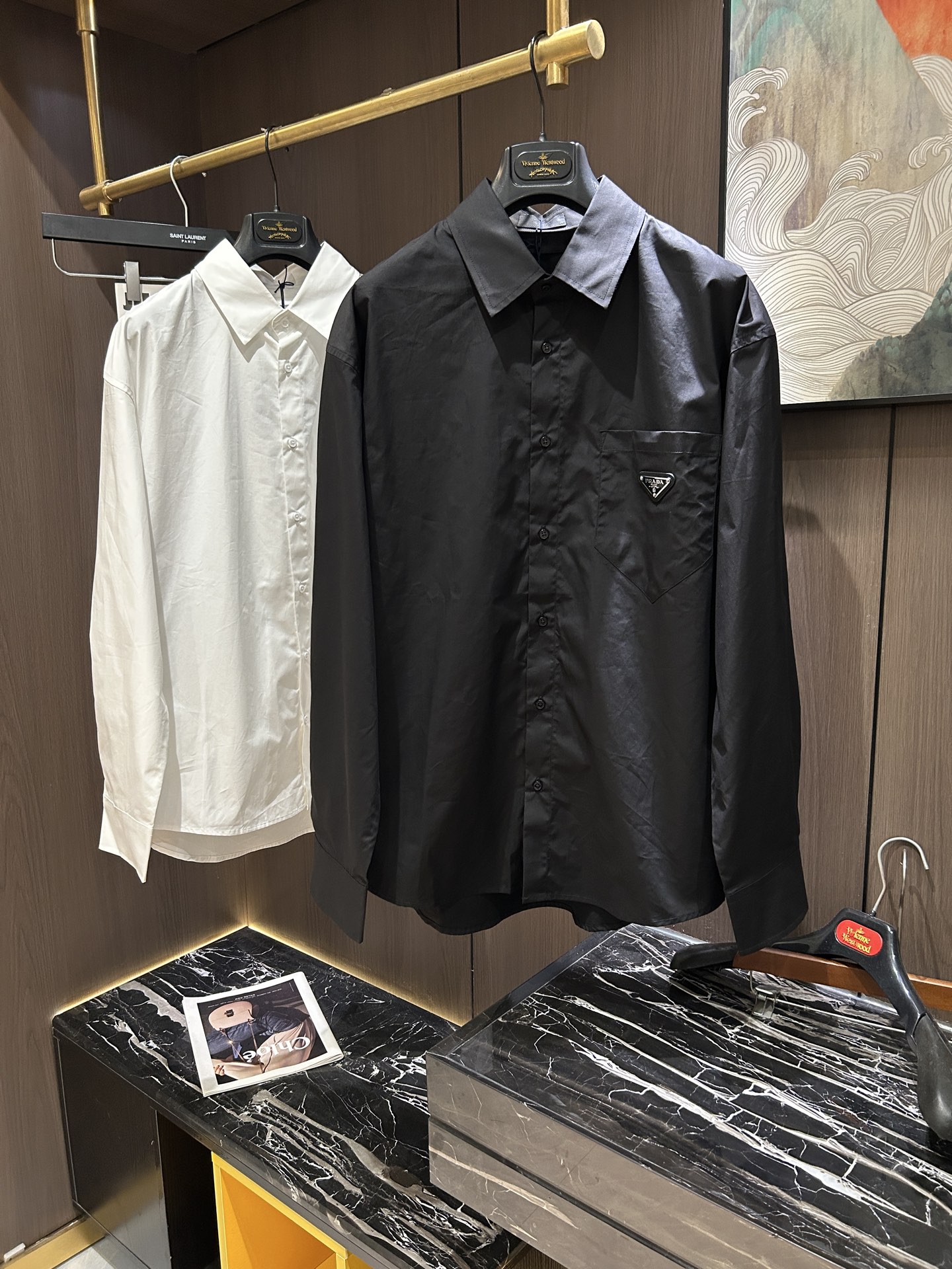 NO:550994,PRA2025 men's solid color lapel shirt, business casual slim long-sleeved shirt!  Proper business and leisure!  Limited new model, urban business style!  The style and tailoring of the shirt is even more delicate and plastic, and does not require too much primary color decoration. For men, it is their own charm!  Built with imported organic cotton, the style is more crisp and natural, with extremely comfortable touch and excellent fit!  S-XL, prada,shirts,alexander wang19860909PRA2025男士纯色翻领衬衫,商务休闲修身款长袖衬衣！ 宜商务 宜休闲！限量新款,都市商务气质款！ 衬衫的版型剪裁更是精剪塑性,不需要过多的原色装饰,对于男士来说极简便是自身魅力！ 客供进口有机棉打造,更显版型的挺括自然,触感极为舒适,贴身性能绝佳！码数S-XL,,prada,shirts,alexander wang,Men's clothing