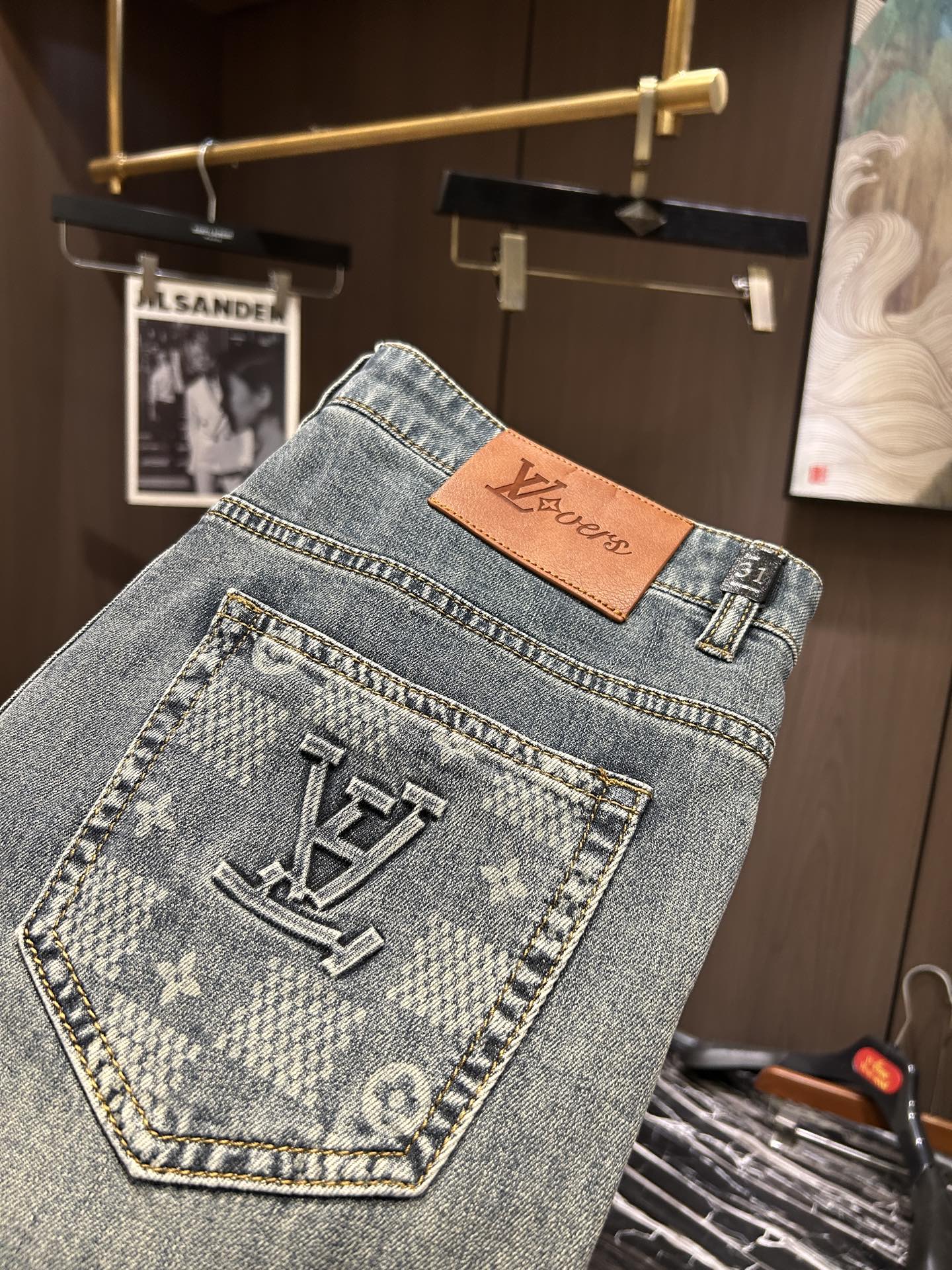 NO:134088,LV25S spring and summer men's casual jeans......Made of cotton denim fabric, soft texture without losing muscles and bones, dry and tough feel. Classic iconic brand logo, soul-like embellishment. All indicators are top-quality, which naturally brings an excellent body feel!  !  !  Count 29-3837, louis vuitton,jeans,alexander wang19860909LV25S春夏男士休闲牛仔裤.......棉质牛仔面料打造 质地柔软又不失筋骨,手感干爽有韧性 经典的标志性品牌徽标,灵魂般的点缀 各项指标皆为上品,自然带来极佳的上身体感！！！码数29-3837,,louis vuitton,jeans,alexander wang,Men's clothing