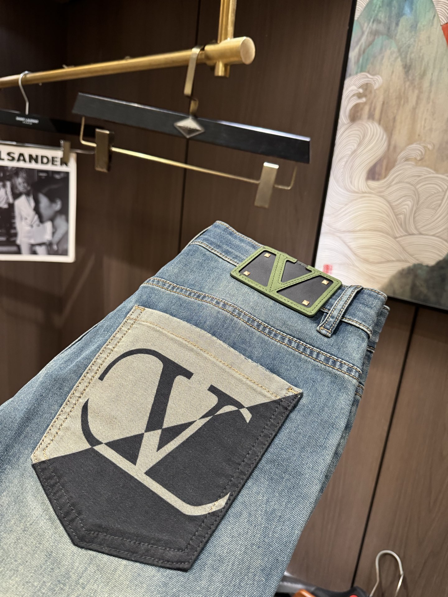 NO:134092,VLTN25S spring and summer men's casual jeans......Made of cotton denim fabric, soft texture without losing muscles and bones, dry and tough feel. Classic iconic brand logo, soul-like embellishment. All indicators are top-quality, which naturally brings an excellent body feel!  !  !  29-3837, jeans,alexander wang19860909VLTN25S春夏男士休闲牛仔裤.......棉质牛仔面料打造 质地柔软又不失筋骨,手感干爽有韧性 经典的标志性品牌徽标,灵魂般的点缀 各项指标皆为上品,自然带来极佳的上身体感！！！码数29-3837,,jeans,alexander wang,Men's clothing