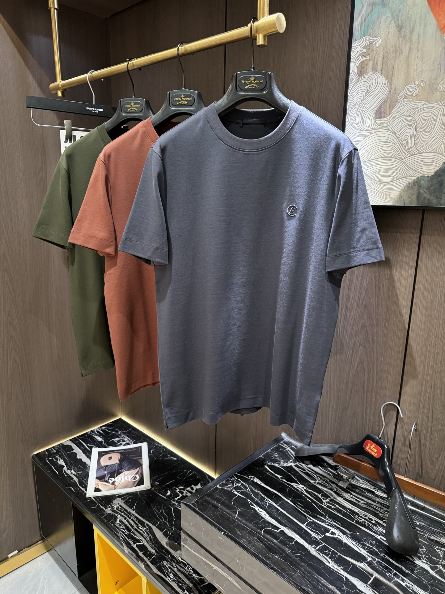 NO:134120,BUR2025 Spring and Summer new short-sleeved sleeves have bright and bright overall color, smooth and soft feel, with a strong drape, natural and soft texture, super comfortable close body, and a strong drape!  T-shirts are very comfortable and practical in daily wear, super toughness is better than ordinary cotton, the texture is delicate, soft and skin-friendly, the touch is light and cool, the color is bright and the color is fast, the breathability and drape are good.. M-3XL, burberry, T-shirt, tees, t-shirt, alexander wang19860909BUR2025 春夏新款短袖 整体上色泽较鲜明和光亮,手感顺滑揉软,悬垂感特强,质地自然柔软、贴身超级舒服,悬垂感特强！ T恤日常穿搭很自在很实用,超级的有韧性比起一般的棉手感质感都更好的,面料质地细腻、柔软、亲肤,触感轻薄凉爽,色泽艳丽色牢度高,透气性及悬垂性好..码数M-3XL,,burberry,T-shirt,tees，t-shirt,alexander wang,Men's clothing