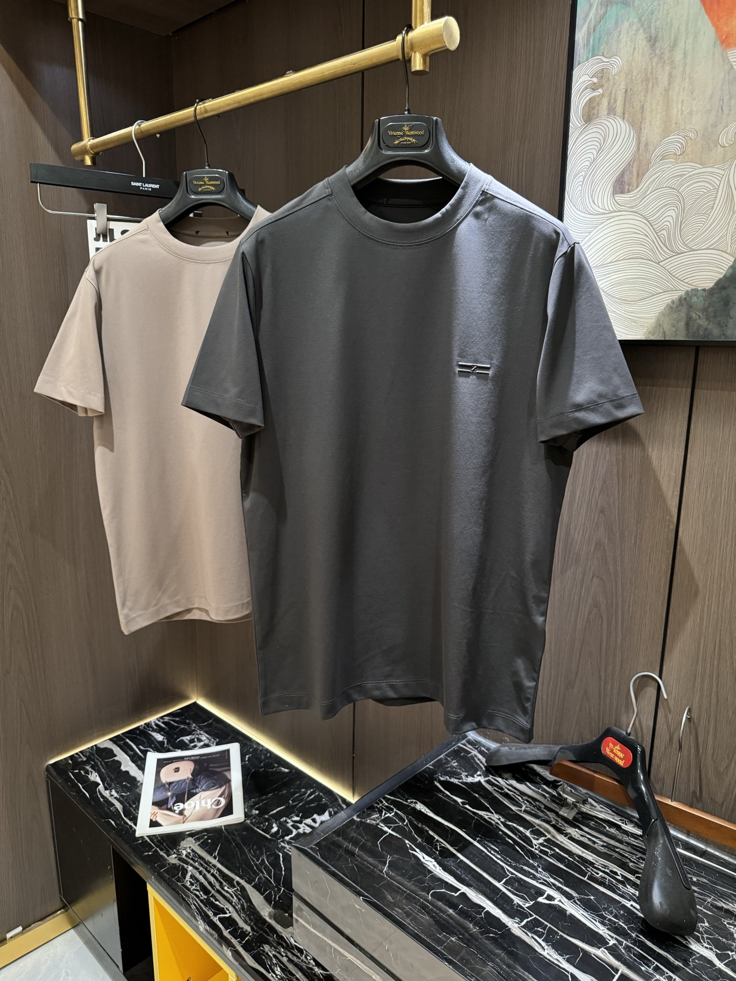 NO:134114,ZZ2025 spring and summer new short-sleeved sleeves have a bright and bright overall color, smooth and soft feel, with a strong drape, natural and soft texture, super comfortable in the body, and a strong drape!  T-shirts are very comfortable and practical in daily wear, super toughness is better than ordinary cotton, the texture is delicate, soft and skin-friendly, the touch is light and cool, the color is bright and the color is fast, the breathability and drape are good.. Number of codes M-3XL, T-shirt,tees, t-shirt,alexander wang19860909ZZ2025 春夏新款短袖 整体上色泽较鲜明和光亮,手感顺滑揉软,悬垂感特强,质地自然柔软、贴身超级舒服,悬垂感特强！ T恤日常穿搭很自在很实用,超级的有韧性比起一般的棉手感质感都更好的,面料质地细腻、柔软、亲肤,触感轻薄凉爽,色泽艳丽色牢度高,透气性及悬垂性好..码数M-3XL,,T-shirt,tees，t-shirt,alexander wang,Men's clothing