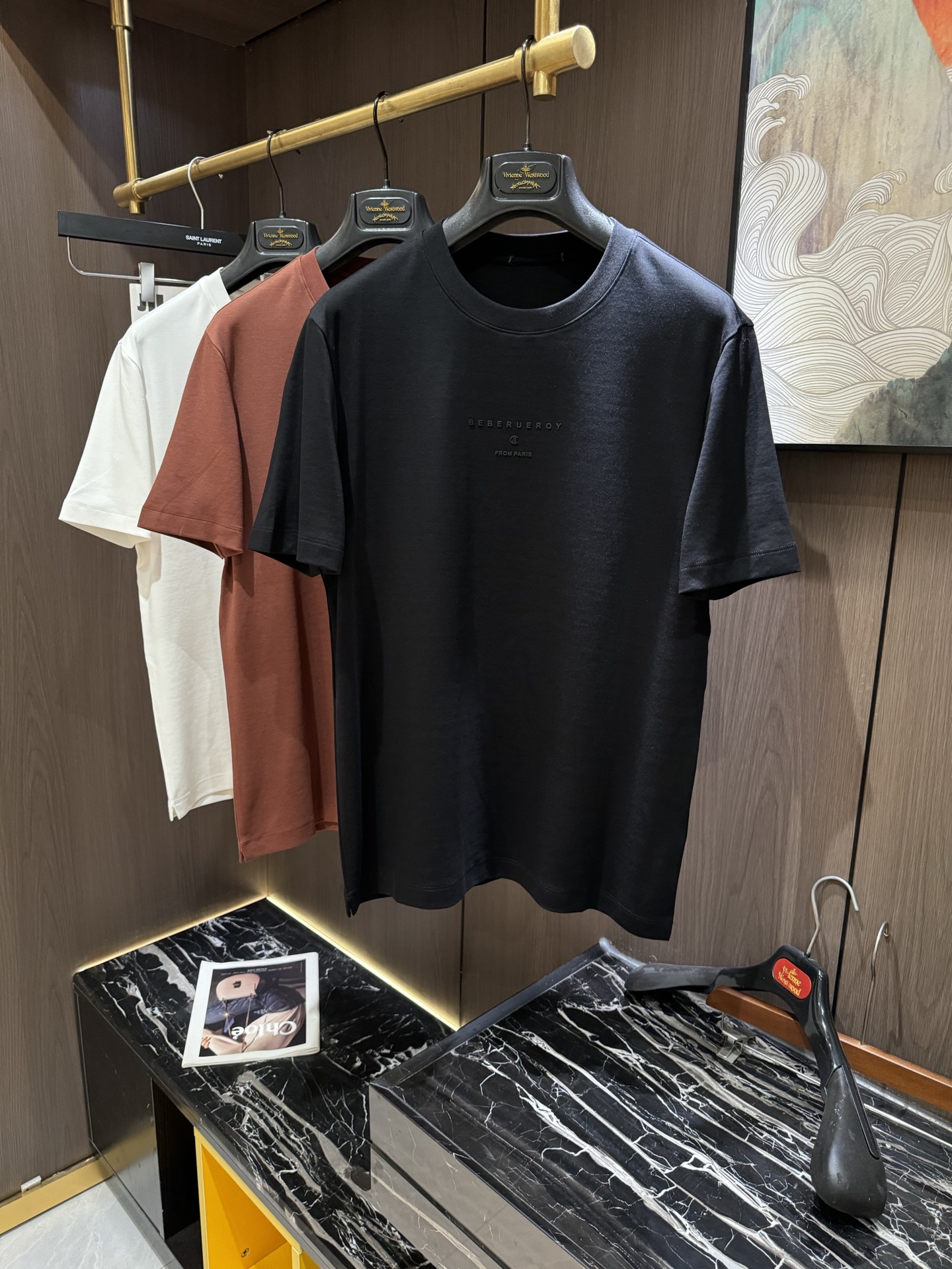 NO:134111,2025 Spring and Summer new short-sleeved sleeves have a bright and bright overall color, smooth and soft feel, with a strong drape, natural and soft texture, super comfortable in the body, and a strong drape!  T-shirts are very comfortable and practical in daily wear, super toughness is better than ordinary cotton, the texture is delicate, soft and skin-friendly, the touch is light and cool, the color is bright and the color is fast, the breathability and drape are good.. Number of codes M-3XL, T-shirt,tees, t-shirt,alexander wang198609092025 春夏新款短袖 整体上色泽较鲜明和光亮,手感顺滑揉软,悬垂感特强,质地自然柔软、贴身超级舒服,悬垂感特强！ T恤日常穿搭很自在很实用,超级的有韧性比起一般的棉手感质感都更好的,面料质地细腻、柔软、亲肤,触感轻薄凉爽,色泽艳丽色牢度高,透气性及悬垂性好..码数M-3XL,,T-shirt,tees，t-shirt,alexander wang,Men's clothing