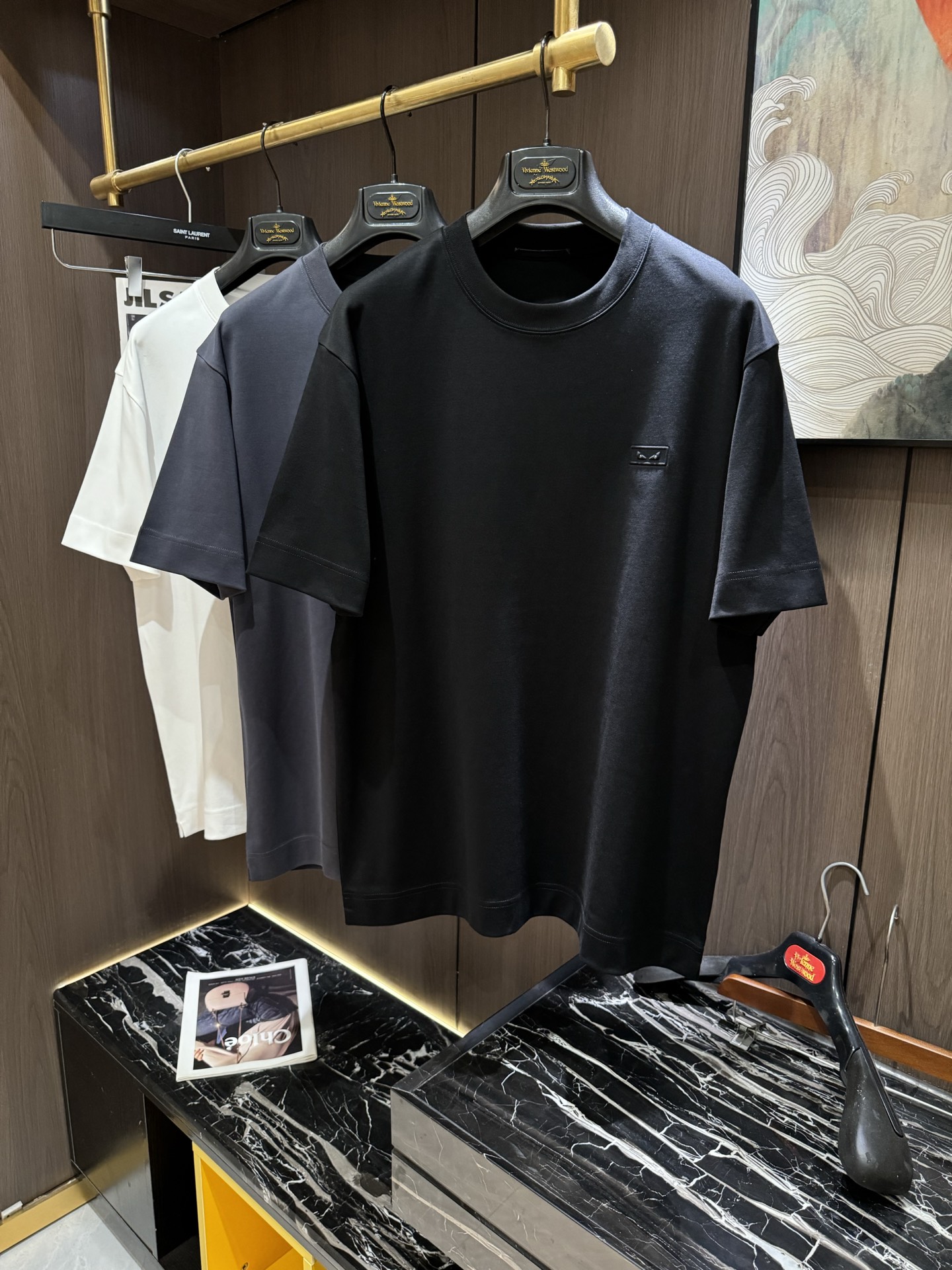 NO:134108,FD2025 Spring and Summer new short-sleeved sleeves have a bright and bright overall color, smooth and soft feel, with a strong drape, natural and soft texture, super comfortable in the body, and a strong drape!  T-shirts are very comfortable and practical in daily wear, super toughness is better than ordinary cotton, the texture is delicate, soft and skin-friendly, the touch is light and cool, the color is bright and the color is fast, the breathability and drape are good.. Number of codes M-3XL, T-shirt,tees, t-shirt,alexander wang19860909FD2025 春夏新款短袖 整体上色泽较鲜明和光亮,手感顺滑揉软,悬垂感特强,质地自然柔软、贴身超级舒服,悬垂感特强！ T恤日常穿搭很自在很实用,超级的有韧性比起一般的棉手感质感都更好的,面料质地细腻、柔软、亲肤,触感轻薄凉爽,色泽艳丽色牢度高,透气性及悬垂性好..码数M-3XL,,T-shirt,tees，t-shirt,alexander wang,Men's clothing