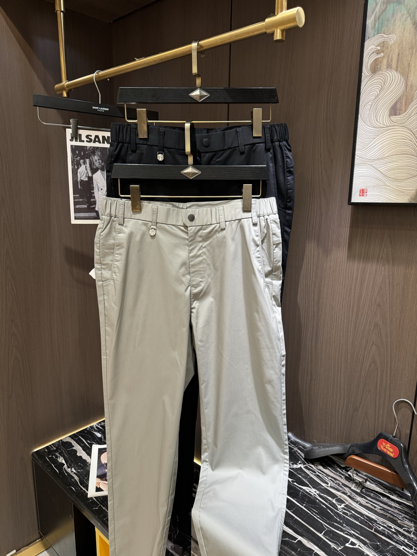 NO:550976,BC2025 latest series of men's casual pants!  Soft and delicate, excellent feel!  The brand style is clear at a glance!  Minimalist design, without extravagant elements to win the lead, the details are finely crafted and the thickness is just right, easy to control various weather in spring and summer, classic colors are very energetic, and various styles of dressing, casual business, daily life, and fashion trends can be controlled!  Overall, both in terms of grade and fashion are extremely outstanding, bringing extraordinary clothing taste!  Code number M-3XL, alexander wang19860909BC2025最新系列男士休闲裤！柔软细腻,手感绝佳！品牌格调一览无余！极简主义设计,没有多余浮夸的元素来宣兵夺主,细节做工精细,厚薄程度也是恰到好处,轻松驾驭春夏各种天气,经典颜色上身很显精气神,多种风格穿搭,休闲商务、日常生活、时尚潮流均可驾驭！整体不论是档次还是时尚感都是极为出色的,带来非凡的衣着品味！码数M-3XL,,alexander wang,Men's clothing