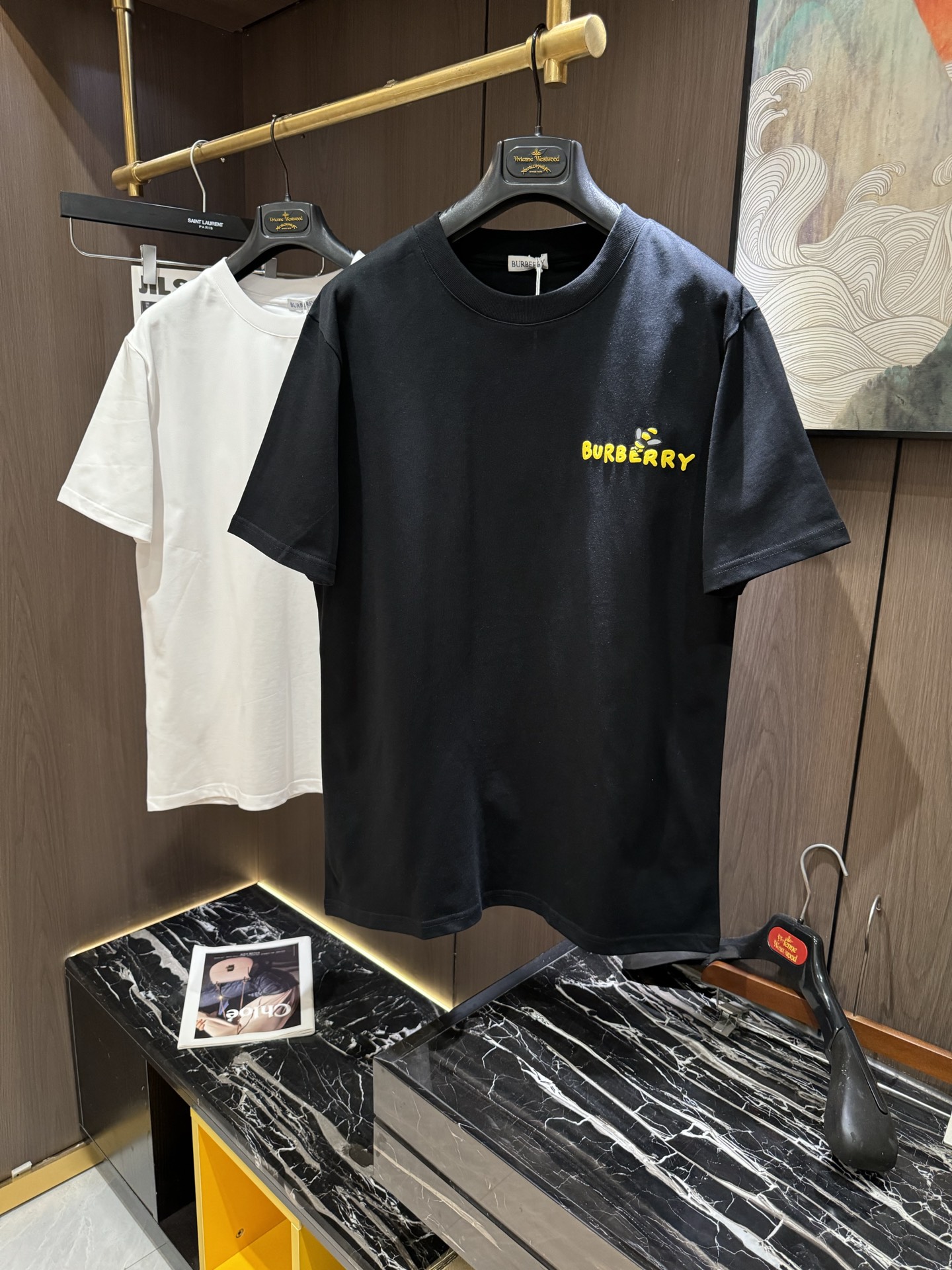 NO:134133,BUR2025 Spring and Summer new short-sleeved sleeves have bright and bright overall color, smooth and soft feel, with a strong drape, natural and soft texture, super comfortable close body, and a strong drape!  T-shirts are very comfortable and practical in daily wear, super toughness is better than ordinary cotton, the texture is delicate, soft and skin-friendly, the touch is light and cool, the color is bright and the color is fast, the breathability and drape are good.. S-2XL, burberry, T-shirt, tees, t-shirt, alexander wang19860909BUR2025 春夏新款短袖 整体上色泽较鲜明和光亮,手感顺滑揉软,悬垂感特强,质地自然柔软、贴身超级舒服,悬垂感特强！ T恤日常穿搭很自在很实用,超级的有韧性比起一般的棉手感质感都更好的,面料质地细腻、柔软、亲肤,触感轻薄凉爽,色泽艳丽色牢度高,透气性及悬垂性好..码数S-2XL,,burberry,T-shirt,tees，t-shirt,alexander wang,Men's clothing