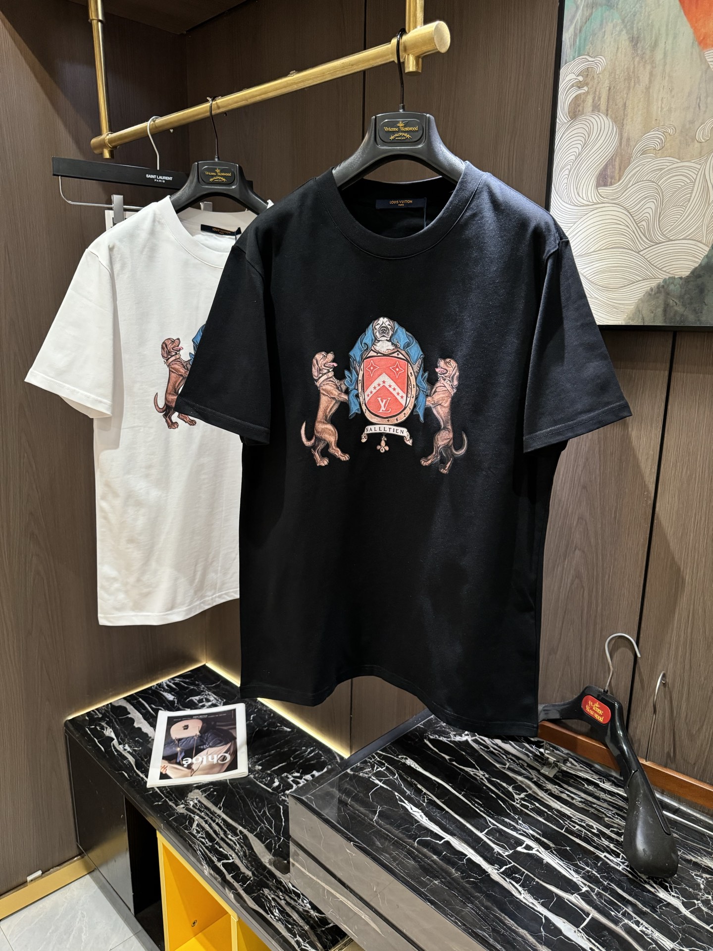 NO:134130,LV2025 spring and summer new short-sleeved sleeves have a bright and bright overall color, smooth and soft feel, with a strong drape, natural and soft texture, super comfortable in the body, and a strong drape!  T-shirts are very comfortable and practical in daily wear, super toughness is better than ordinary cotton, the texture is delicate, soft and skin-friendly, the touch is light and cool, the color is bright and the color is fast, the breathability and drape are good.. S-2XL,,louis vuitton, T-shirt,tees, t-shirt,alexander wang19860909LV2025 春夏新款短袖 整体上色泽较鲜明和光亮,手感顺滑揉软,悬垂感特强,质地自然柔软、贴身超级舒服,悬垂感特强！ T恤日常穿搭很自在很实用,超级的有韧性比起一般的棉手感质感都更好的,面料质地细腻、柔软、亲肤,触感轻薄凉爽,色泽艳丽色牢度高,透气性及悬垂性好..码数S-2XL,,louis vuitton,T-shirt,tees，t-shirt,alexander wang,Men's clothing