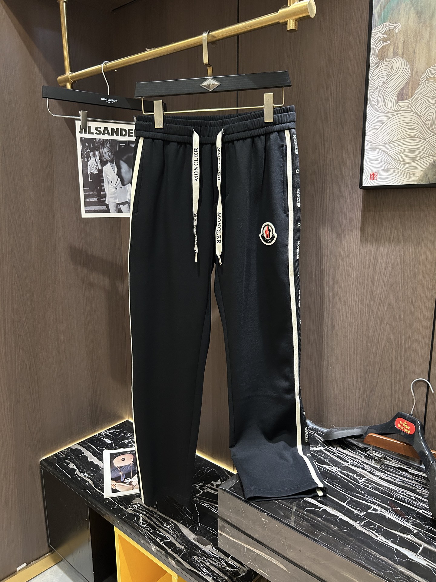 NO:134113,MON2025 Spring and Summer Latest Series of Men's Casual Pants!  Soft and delicate, excellent feel!  The brand style is unobstructed!  Minimalist design, without extravagant elements to win the lead, the details are finely made, the hardware accessories are customized, the thickness is just right, easy to control various weather in spring and summer, classic colors are very energetic, and various styles of dressing, casual business, daily life, and fashion trends can be controlled!  Overall, both in terms of grade and fashion are extremely outstanding, bringing extraordinary clothing taste!  Code number M-3XL, alexander wang19860909MON2025春夏最新系列男士休闲裤！柔软细腻,手感绝佳！品牌格调一览无余！极简主义设计,没有多余浮夸的元素来宣兵夺主,细节做工精细,五金配件原版定制,厚薄程度也是恰到好处,轻松驾驭春夏各种天气,经典颜色上身很显精气神,多种风格穿搭,休闲商务、日常生活、时尚潮流均可驾驭！整体不论是档次还是时尚感都是极为出色的,带来非凡的衣着品味！码数M-3XL,,alexander wang,Men's clothing