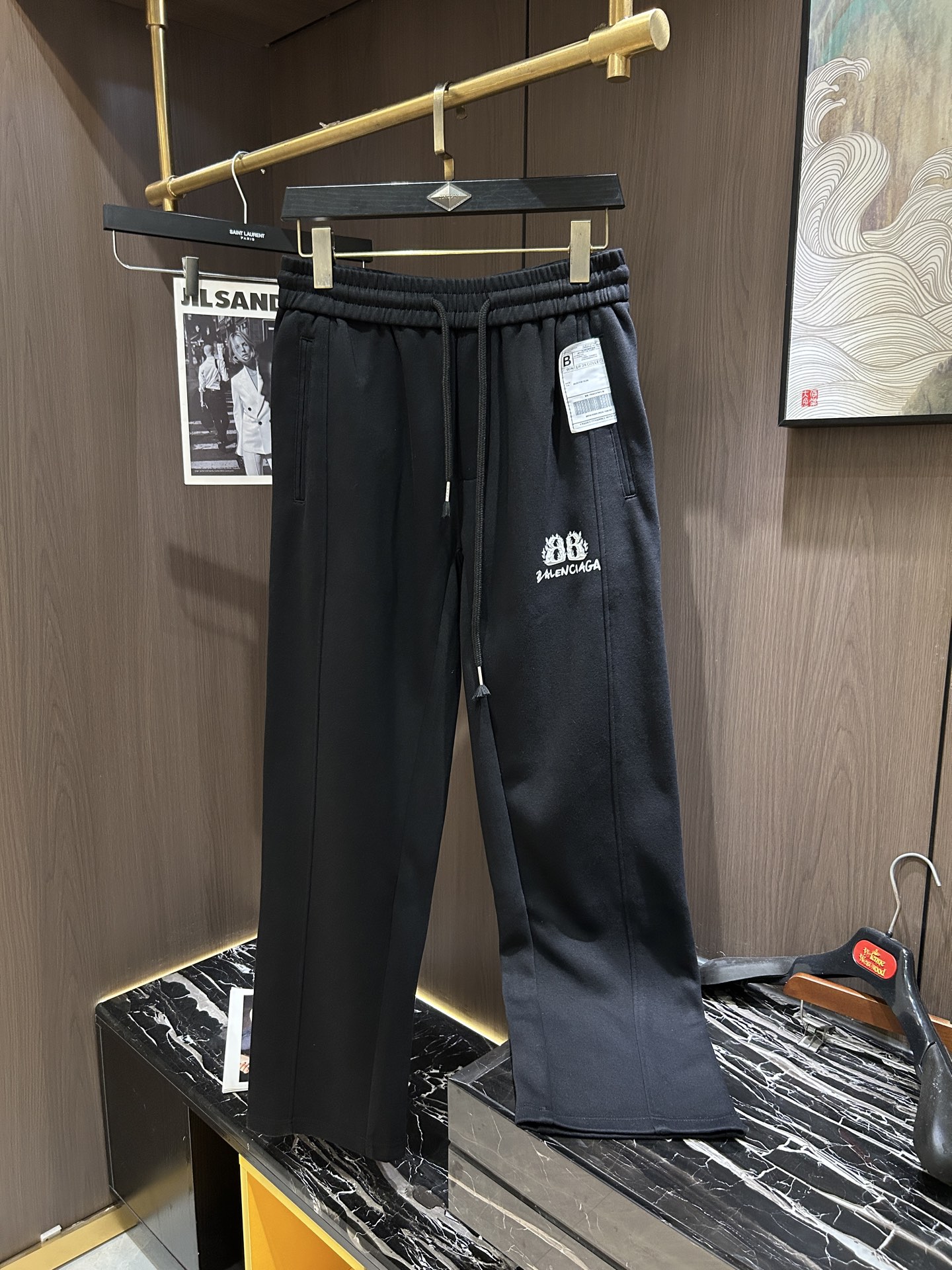 NO:134110,BAL2025 Spring and Summer Latest Series of Men's Leisure Pants!  Soft and delicate, excellent feel!  The brand style is unobstructed!  Minimalist design, without extravagant elements to win the lead, the details are finely made, the hardware accessories are customized, the thickness is just right, easy to control various weather in spring and summer, classic colors are very energetic, and various styles of dressing, casual business, daily life, and fashion trends can be controlled!  Overall, both in terms of grade and fashion are extremely outstanding, bringing extraordinary clothing taste!  Code number M-3XL, alexander wang19860909BAL2025春夏最新系列男士休闲裤！柔软细腻,手感绝佳！品牌格调一览无余！极简主义设计,没有多余浮夸的元素来宣兵夺主,细节做工精细,五金配件原版定制,厚薄程度也是恰到好处,轻松驾驭春夏各种天气,经典颜色上身很显精气神,多种风格穿搭,休闲商务、日常生活、时尚潮流均可驾驭！整体不论是档次还是时尚感都是极为出色的,带来非凡的衣着品味！码数M-3XL,,alexander wang,Men's clothing