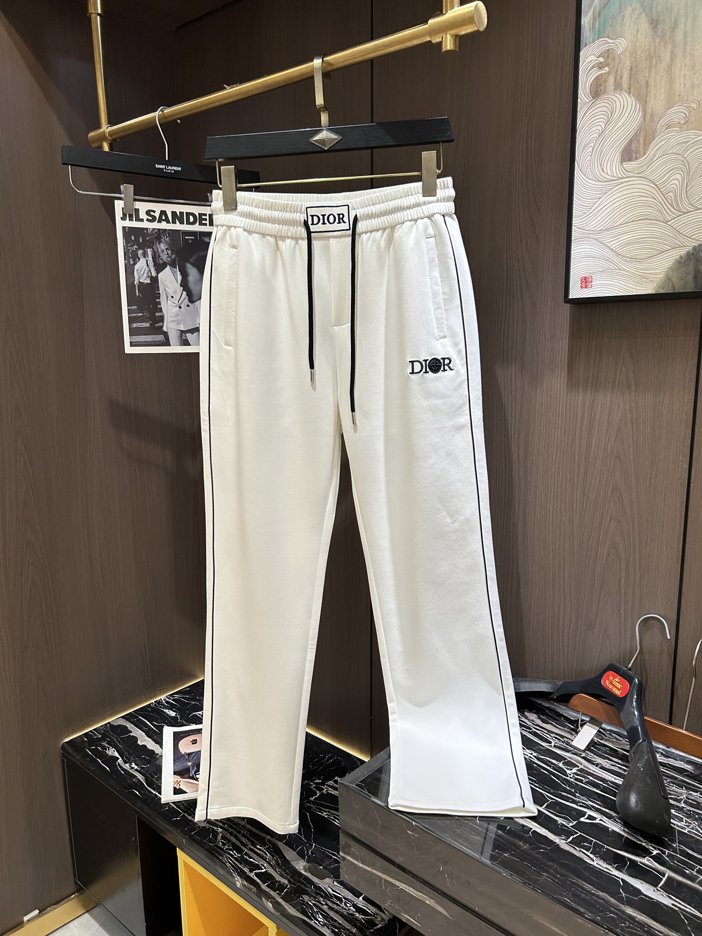 NO:134107,CD2025 Spring and Summer Latest Series Men's Casual Pants!  Soft and delicate, excellent feel!  The brand style is unobstructed!  Minimalist design, without extravagant elements to win the lead, the details are finely made, the hardware accessories are customized, the thickness is just right, easy to control various weather in spring and summer, classic colors are very energetic, and various styles of dressing, casual business, daily life, and fashion trends can be controlled!  Overall, both in terms of grade and fashion are extremely outstanding, bringing extraordinary clothing taste!  Code number M-3XL, alexander wang19860909CD2025春夏最新系列男士休闲裤！柔软细腻,手感绝佳！品牌格调一览无余！极简主义设计,没有多余浮夸的元素来宣兵夺主,细节做工精细,五金配件原版定制,厚薄程度也是恰到好处,轻松驾驭春夏各种天气,经典颜色上身很显精气神,多种风格穿搭,休闲商务、日常生活、时尚潮流均可驾驭！整体不论是档次还是时尚感都是极为出色的,带来非凡的衣着品味！码数M-3XL,,alexander wang,Men's clothing