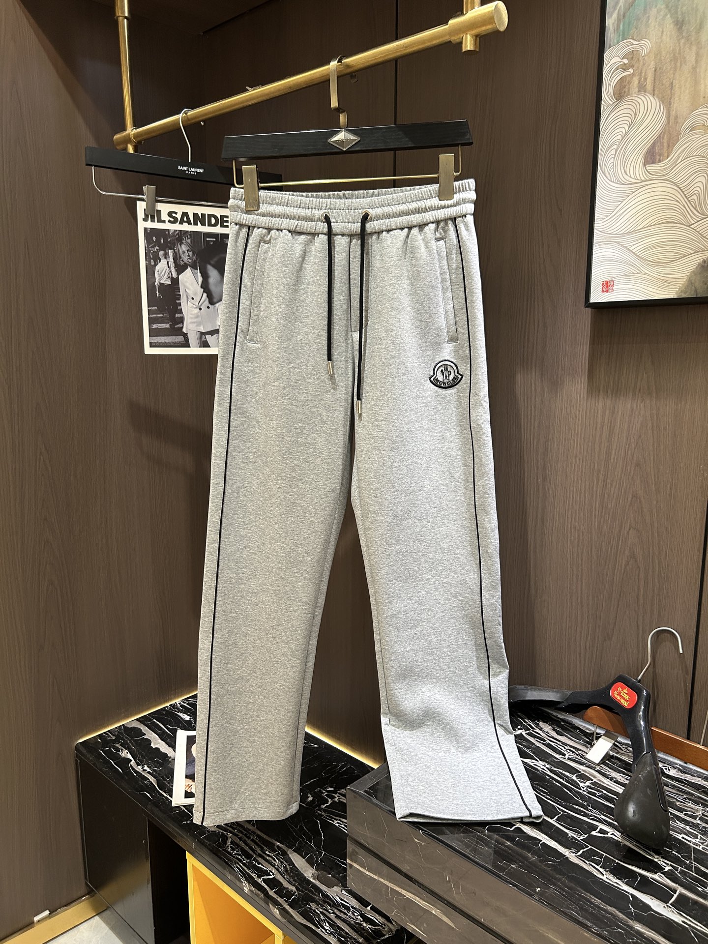 NO:134105,MON2025 Spring and Summer Latest Series of Men's Casual Pants!  Soft and delicate, excellent feel!  The brand style is unobstructed!  Minimalist design, without extravagant elements to win the lead, the details are finely made, the hardware accessories are customized, the thickness is just right, easy to control various weather in spring and summer, the classic colors are very energetic, and various styles of dressing, and can be used to control casual business, daily life, and fashion trends!  Overall, both in terms of grade and fashion are extremely outstanding, bringing extraordinary clothing taste!  Code number M-3XL, alexander wang19860909MON2025春夏最新系列男士休闲裤！柔软细腻,手感绝佳！品牌格调一览无余！极简主义设计,没有多余浮夸的元素来宣兵夺主,细节做工精细,五金配件原版定制,厚薄程度也是恰到好处,轻松驾驭春夏各种天气,经典颜色上身很显精气神,多种风格穿搭,休闲商务、日常生活、时尚潮流均可驾驭！整体不论是档次还是时尚感都是极为出色的,带来非凡的衣着品味！码数M-3XL,,alexander wang,Men's clothing