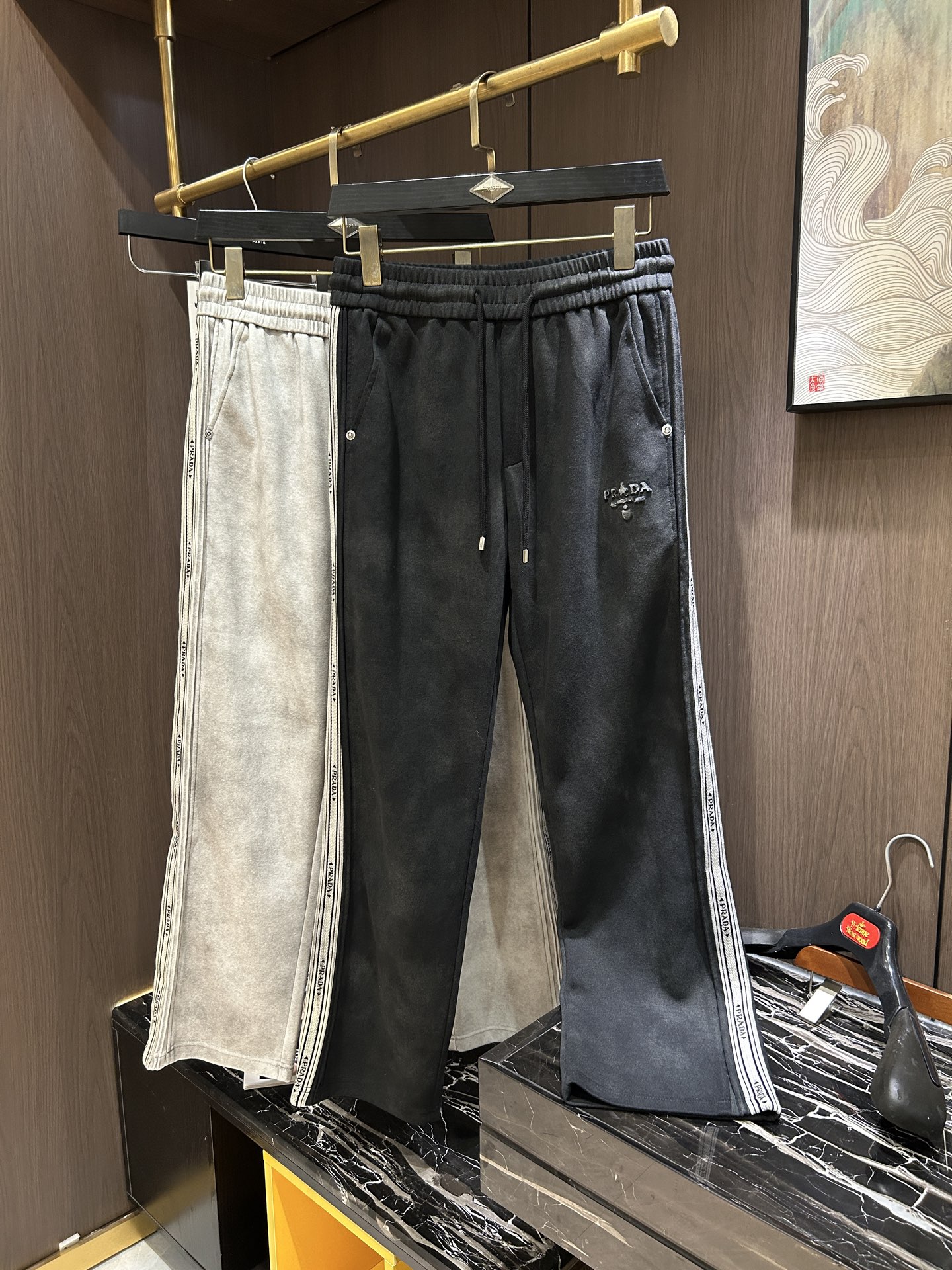 NO:134104,PRA2025 Spring and Summer Latest Series of Men's Casual Pants!  Soft and delicate, excellent feel!  The brand style is unobstructed!  Minimalist design, without extravagant elements to win the lead, the details are finely made, the hardware accessories are customized, the thickness is just right, easy to control various weather in spring and summer, classic colors are very energetic, and various styles of dressing, casual business, daily life, and fashion trends can be controlled!  Overall, both in terms of grade and fashion are extremely outstanding, bringing extraordinary clothing taste!  Code number M-3XL, prada, alexander wang19860909PRA2025春夏最新系列男士休闲裤！柔软细腻,手感绝佳！品牌格调一览无余！极简主义设计,没有多余浮夸的元素来宣兵夺主,细节做工精细,五金配件原版定制,厚薄程度也是恰到好处,轻松驾驭春夏各种天气,经典颜色上身很显精气神,多种风格穿搭,休闲商务、日常生活、时尚潮流均可驾驭！整体不论是档次还是时尚感都是极为出色的,带来非凡的衣着品味！码数M-3XL,,prada,alexander wang,Men's clothing