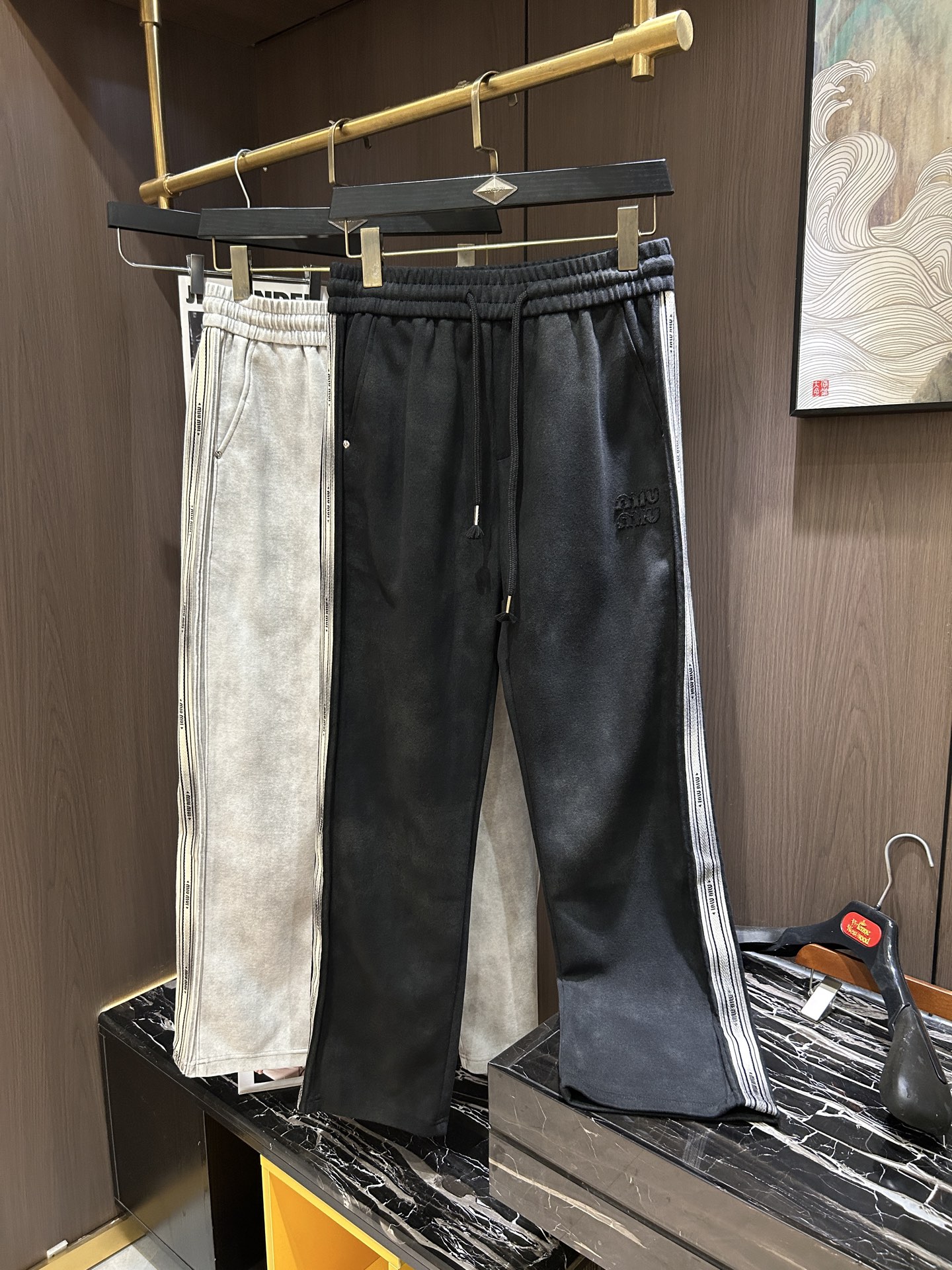 NO:134102,MIUMIU2025 Spring and Summer Latest Series of Men's Leisure Pants!  Soft and delicate, excellent feel!  The brand style is unobstructed!  Minimalist design, without extravagant elements to win the lead, the details are finely made, the hardware accessories are customized, the thickness is just right, easy to control various weather in spring and summer, classic colors are very energetic, and various styles of dressing, casual business, daily life, and fashion trends can be controlled!  Overall, both in terms of grade and fashion are extremely outstanding, bringing extraordinary clothing taste!  Code number M-3XL, miumiu, alexander wang19860909MIUMIU2025春夏最新系列男士休闲裤！柔软细腻,手感绝佳！品牌格调一览无余！极简主义设计,没有多余浮夸的元素来宣兵夺主,细节做工精细,五金配件原版定制,厚薄程度也是恰到好处,轻松驾驭春夏各种天气,经典颜色上身很显精气神,多种风格穿搭,休闲商务、日常生活、时尚潮流均可驾驭！整体不论是档次还是时尚感都是极为出色的,带来非凡的衣着品味！码数M-3XL,,miumiu,alexander wang,Men's clothing