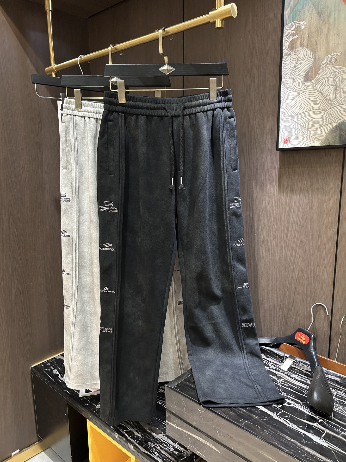 NO:134100,BAL2025 Spring and Summer Latest Series of Men's Leisure Pants!  Soft and delicate, excellent feel!  The brand style is unobstructed!  Minimalist design, without extravagant elements to win the lead, the details are finely made, the hardware accessories are customized, the thickness is just right, easy to control various weather in spring and summer, classic colors are very energetic, and various styles of dressing, casual business, daily life, and fashion trends can be controlled!  Overall, both in terms of grade and fashion are extremely outstanding, bringing extraordinary clothing taste!  Code number M-3XL, alexander wang19860909BAL2025春夏最新系列男士休闲裤！柔软细腻,手感绝佳！品牌格调一览无余！极简主义设计,没有多余浮夸的元素来宣兵夺主,细节做工精细,五金配件原版定制,厚薄程度也是恰到好处,轻松驾驭春夏各种天气,经典颜色上身很显精气神,多种风格穿搭,休闲商务、日常生活、时尚潮流均可驾驭！整体不论是档次还是时尚感都是极为出色的,带来非凡的衣着品味！码数M-3XL,,alexander wang,Men's clothing