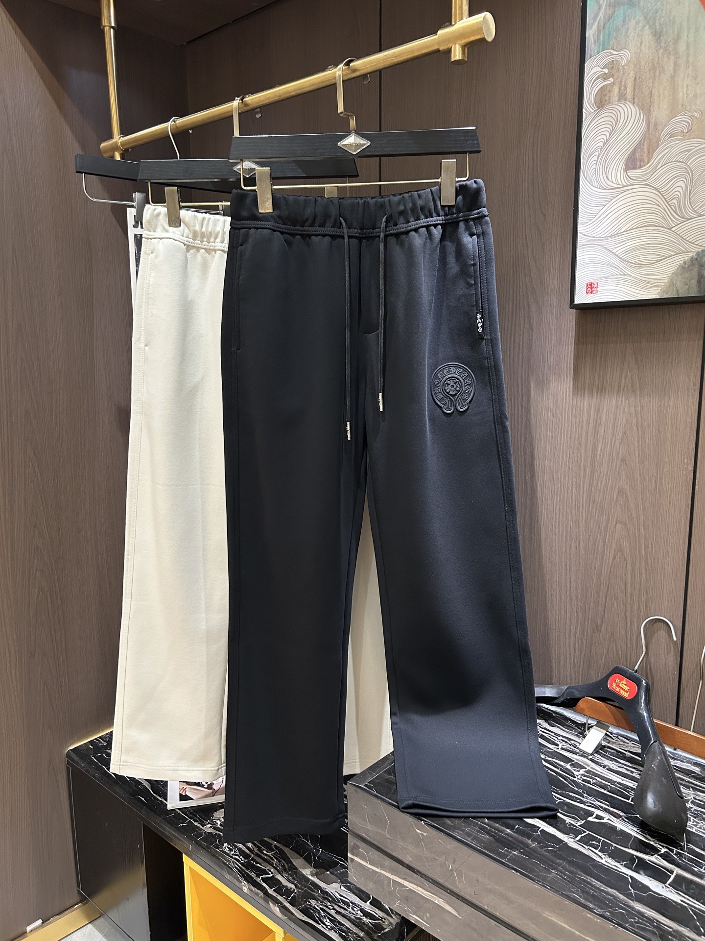 NO:134098,CHR2025 Spring and Summer Latest Series of Men's Leisure Pants!  Soft and delicate, excellent feel!  The brand style is unobstructed!  Minimalist design, without extravagant elements to win the lead, the details are finely made, the hardware accessories are customized, the thickness is just right, easy to control various weather in spring and summer, classic colors are very energetic, and various styles of dressing, casual business, daily life, and fashion trends can be controlled!  Overall, both in terms of grade and fashion are extremely outstanding, bringing extraordinary clothing taste!  Code number M-3XL, alexander wang19860909CHR2025春夏最新系列男士休闲裤！柔软细腻,手感绝佳！品牌格调一览无余！极简主义设计,没有多余浮夸的元素来宣兵夺主,细节做工精细,五金配件原版定制,厚薄程度也是恰到好处,轻松驾驭春夏各种天气,经典颜色上身很显精气神,多种风格穿搭,休闲商务、日常生活、时尚潮流均可驾驭！整体不论是档次还是时尚感都是极为出色的,带来非凡的衣着品味！码数M-3XL,,alexander wang,Men's clothing