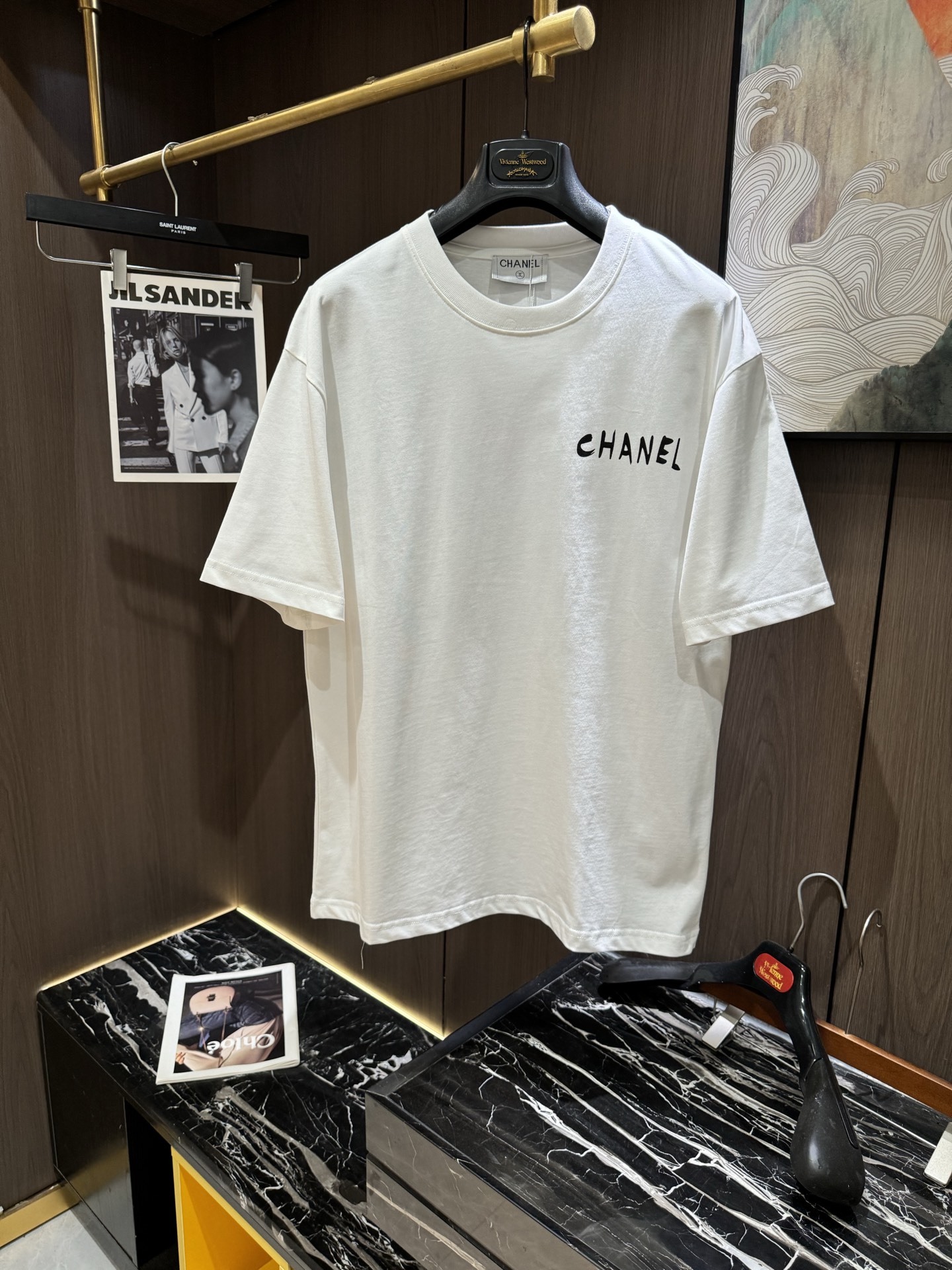 NO:134109,CHANEL2025 spring and summer new short-sleeved sleeves have a bright and bright overall color, smooth and soft feel, with a strong drape, natural and soft texture, super comfortable in the body, and a strong drape!  T-shirts are very comfortable and practical in daily wear, super toughness is better than ordinary cotton, the texture is delicate, soft and skin-friendly, the touch is light and cool, the color is bright and the color is fast, the breathability and drape are good.. Number M-3xL, chanel, T-shirt, tees, t-shirt, alexander wang19860909CHANEL2025 春夏新款短袖 整体上色泽较鲜明和光亮,手感顺滑揉软,悬垂感特强,质地自然柔软、贴身超级舒服,悬垂感特强！ T恤日常穿搭很自在很实用,超级的有韧性比起一般的棉手感质感都更好的,面料质地细腻、柔软、亲肤,触感轻薄凉爽,色泽艳丽色牢度高,透气性及悬垂性好..码数M-3xL,,chanel,T-shirt,tees，t-shirt,alexander wang,Men's clothing