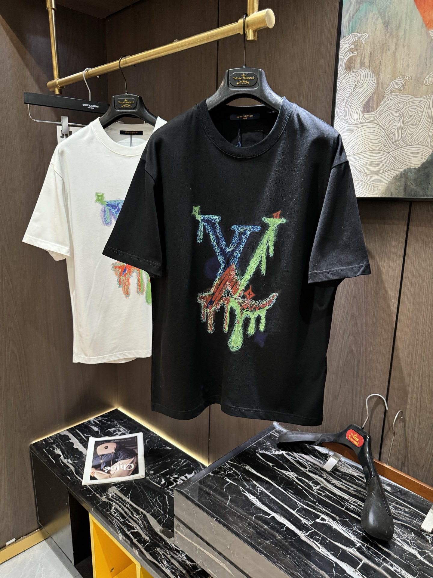 NO:134112,LV2025 spring and summer new short-sleeved sleeves have a bright and bright overall color, smooth and soft feel, with a strong drape, natural and soft texture, super comfortable in the body, and a strong drape!  T-shirts are very comfortable and practical in daily wear, super toughness is better than ordinary cotton, the texture is delicate, soft and skin-friendly, the touch is light and cool, the color is bright and the color is fast, the breathability and drape are good.. M-3XL,,louis vuitton, T-shirt,tees, t-shirt,alexander wang19860909LV2025 春夏新款短袖 整体上色泽较鲜明和光亮,手感顺滑揉软,悬垂感特强,质地自然柔软、贴身超级舒服,悬垂感特强！ T恤日常穿搭很自在很实用,超级的有韧性比起一般的棉手感质感都更好的,面料质地细腻、柔软、亲肤,触感轻薄凉爽,色泽艳丽色牢度高,透气性及悬垂性好..码数M-3XL,,louis vuitton,T-shirt,tees，t-shirt,alexander wang,Men's clothing