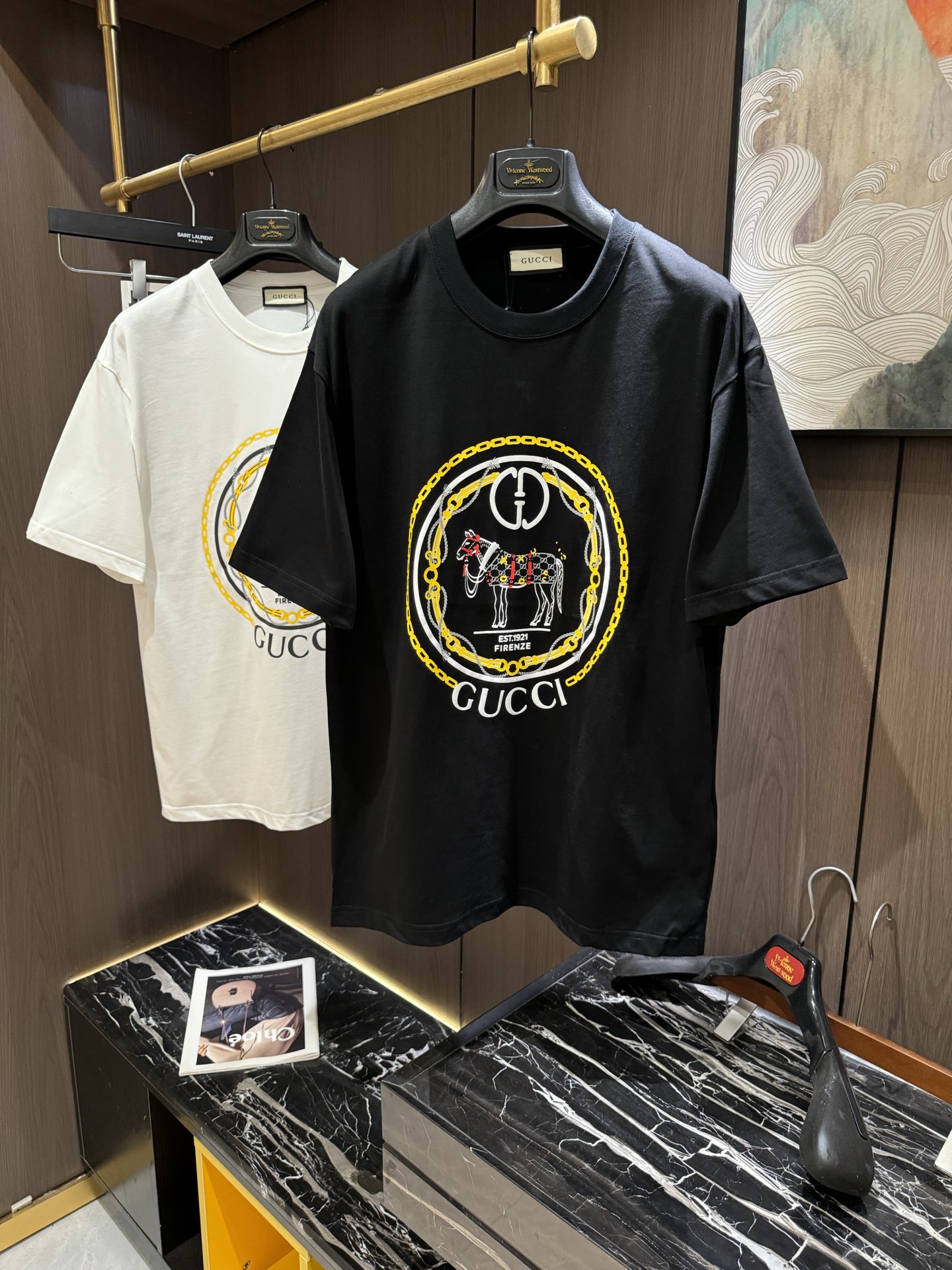 NO:134115,GU2025 spring and summer new short-sleeved sleeves have bright and bright overall color, smooth and soft feel, with a strong drape, natural and soft texture, super comfortable in the body, and a strong drape!  T-shirts are very comfortable and practical in daily wear, super toughness is better than ordinary cotton, the texture is delicate, soft and skin-friendly, the touch is light and cool, the color is bright and the color is fast, the breathability and drape are good.. Number of codes M-3XL, T-shirt,tees, t-shirt,alexander wang19860909GU2025 春夏新款短袖 整体上色泽较鲜明和光亮,手感顺滑揉软,悬垂感特强,质地自然柔软、贴身超级舒服,悬垂感特强！ T恤日常穿搭很自在很实用,超级的有韧性比起一般的棉手感质感都更好的,面料质地细腻、柔软、亲肤,触感轻薄凉爽,色泽艳丽色牢度高,透气性及悬垂性好..码数M-3XL,,T-shirt,tees，t-shirt,alexander wang,Men's clothing