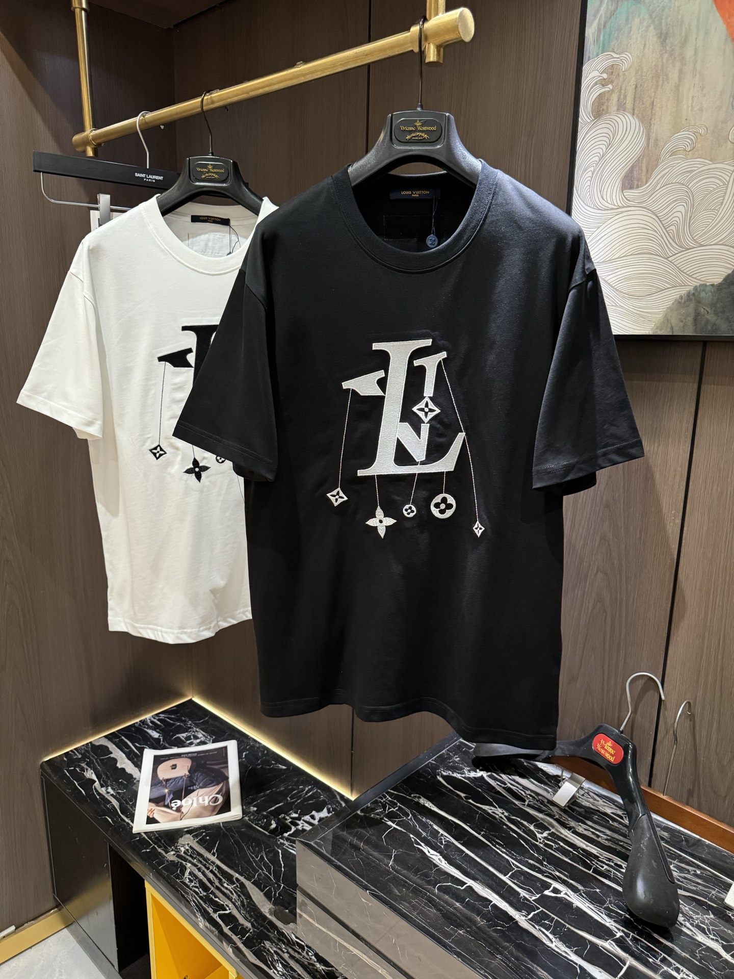 NO:134118,LV2025 spring and summer new short-sleeved sleeves have a bright and bright overall color, smooth and soft feel, with a strong drape, natural and soft texture, super comfortable in the body, and a strong drape!  T-shirts are very comfortable and practical in daily wear, super toughness is better than ordinary cotton, the texture is delicate, soft and skin-friendly, the touch is light and cool, the color is bright and the color is fast, the breathability and drape are good.. M-3XL,,louis vuitton, T-shirt,tees, t-shirt,alexander wang19860909LV2025 春夏新款短袖 整体上色泽较鲜明和光亮,手感顺滑揉软,悬垂感特强,质地自然柔软、贴身超级舒服,悬垂感特强！ T恤日常穿搭很自在很实用,超级的有韧性比起一般的棉手感质感都更好的,面料质地细腻、柔软、亲肤,触感轻薄凉爽,色泽艳丽色牢度高,透气性及悬垂性好..码数M-3XL,,louis vuitton,T-shirt,tees，t-shirt,alexander wang,Men's clothing