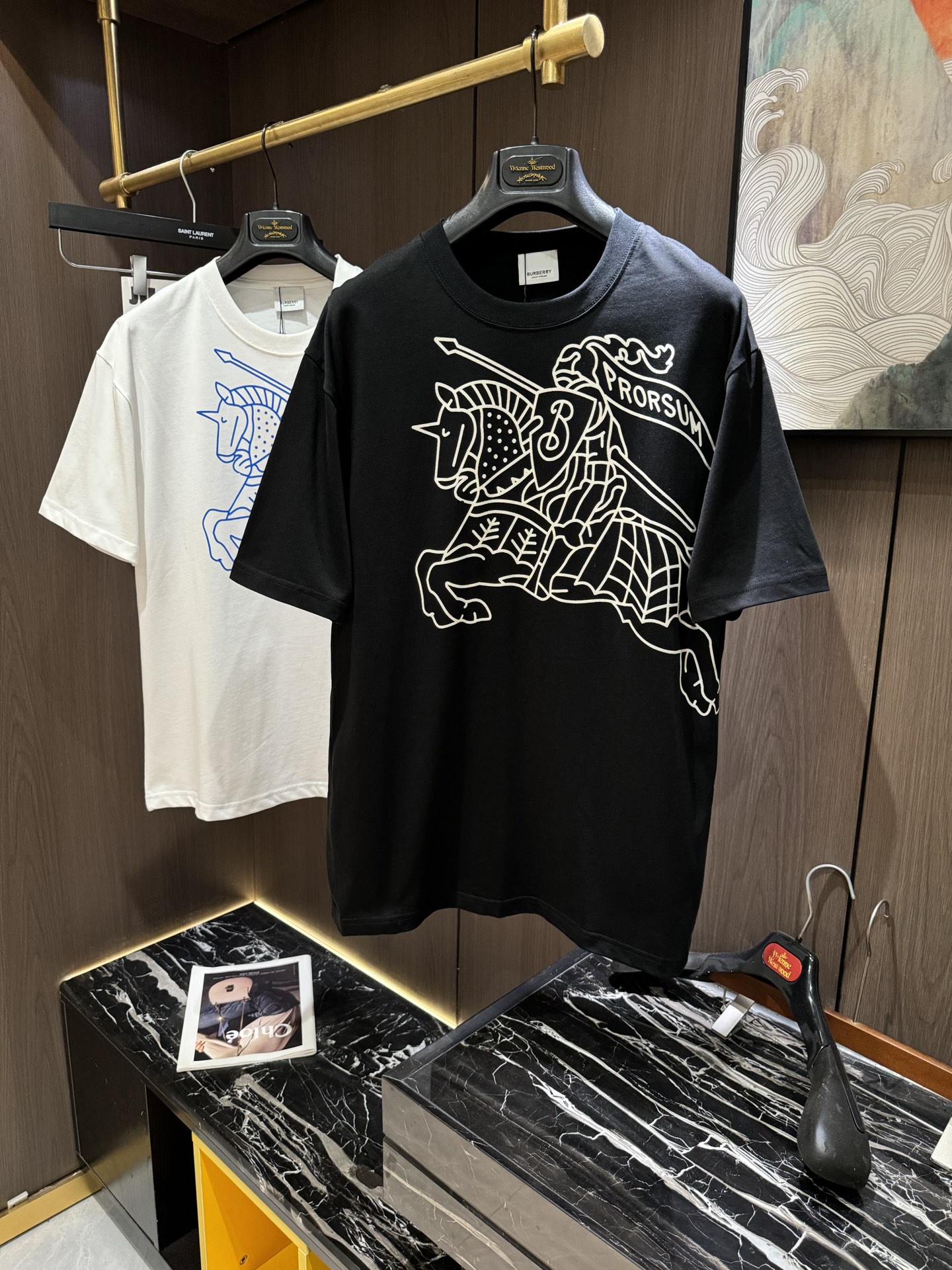 NO:134124,BUR2025 Spring and Summer new short-sleeved sleeves have bright and bright overall color, smooth and soft feel, with a strong drape, natural and soft texture, super comfortable close body, and a strong drape!  T-shirts are very comfortable and practical in daily wear, super toughness is better than ordinary cotton, the texture is delicate, soft and skin-friendly, the touch is light and cool, the color is bright and the color is fast, the breathability and drape are good.. M-3XL, burberry, T-shirt, tees, t-shirt, alexander wang19860909BUR2025 春夏新款短袖 整体上色泽较鲜明和光亮,手感顺滑揉软,悬垂感特强,质地自然柔软、贴身超级舒服,悬垂感特强！ T恤日常穿搭很自在很实用,超级的有韧性比起一般的棉手感质感都更好的,面料质地细腻、柔软、亲肤,触感轻薄凉爽,色泽艳丽色牢度高,透气性及悬垂性好..码数M-3XL,,burberry,T-shirt,tees，t-shirt,alexander wang,Men's clothing