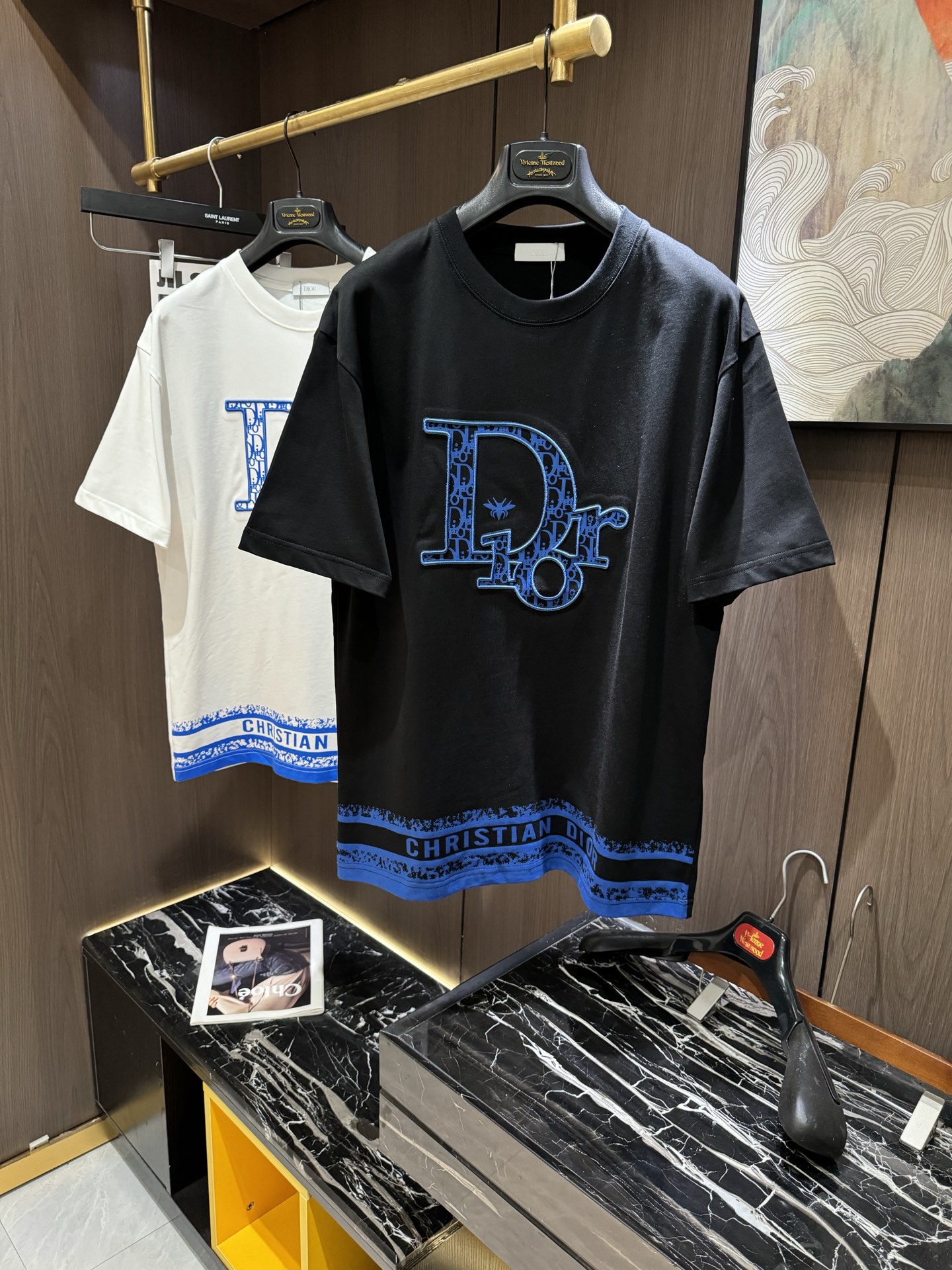 NO:134127,CD2025 Spring and Summer New Short Sleeves The overall color is bright and bright, with a smooth and soft feel, with a strong drape, natural and soft texture, super comfortable in the body, and a strong drape!  T-shirts are very comfortable and practical in daily wear, super toughness is better than ordinary cotton, the texture is delicate, soft and skin-friendly, the touch is light and cool, the color is bright and the color is fast, the breathability and drape are good.. Number of codes M-3XL, T-shirt,tees, t-shirt,alexander wang19860909CD2025 春夏新款短袖 整体上色泽较鲜明和光亮,手感顺滑揉软,悬垂感特强,质地自然柔软、贴身超级舒服,悬垂感特强！ T恤日常穿搭很自在很实用,超级的有韧性比起一般的棉手感质感都更好的,面料质地细腻、柔软、亲肤,触感轻薄凉爽,色泽艳丽色牢度高,透气性及悬垂性好..码数M-3XL,,T-shirt,tees，t-shirt,alexander wang,Men's clothing